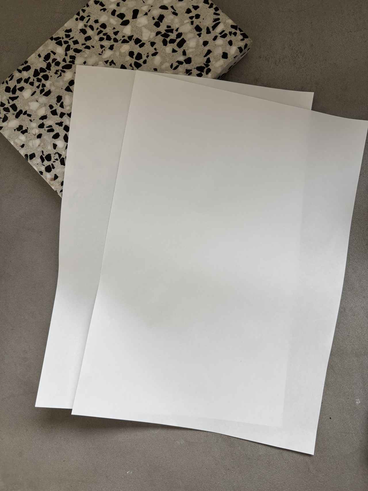 画像: コピー用紙2枚を用意