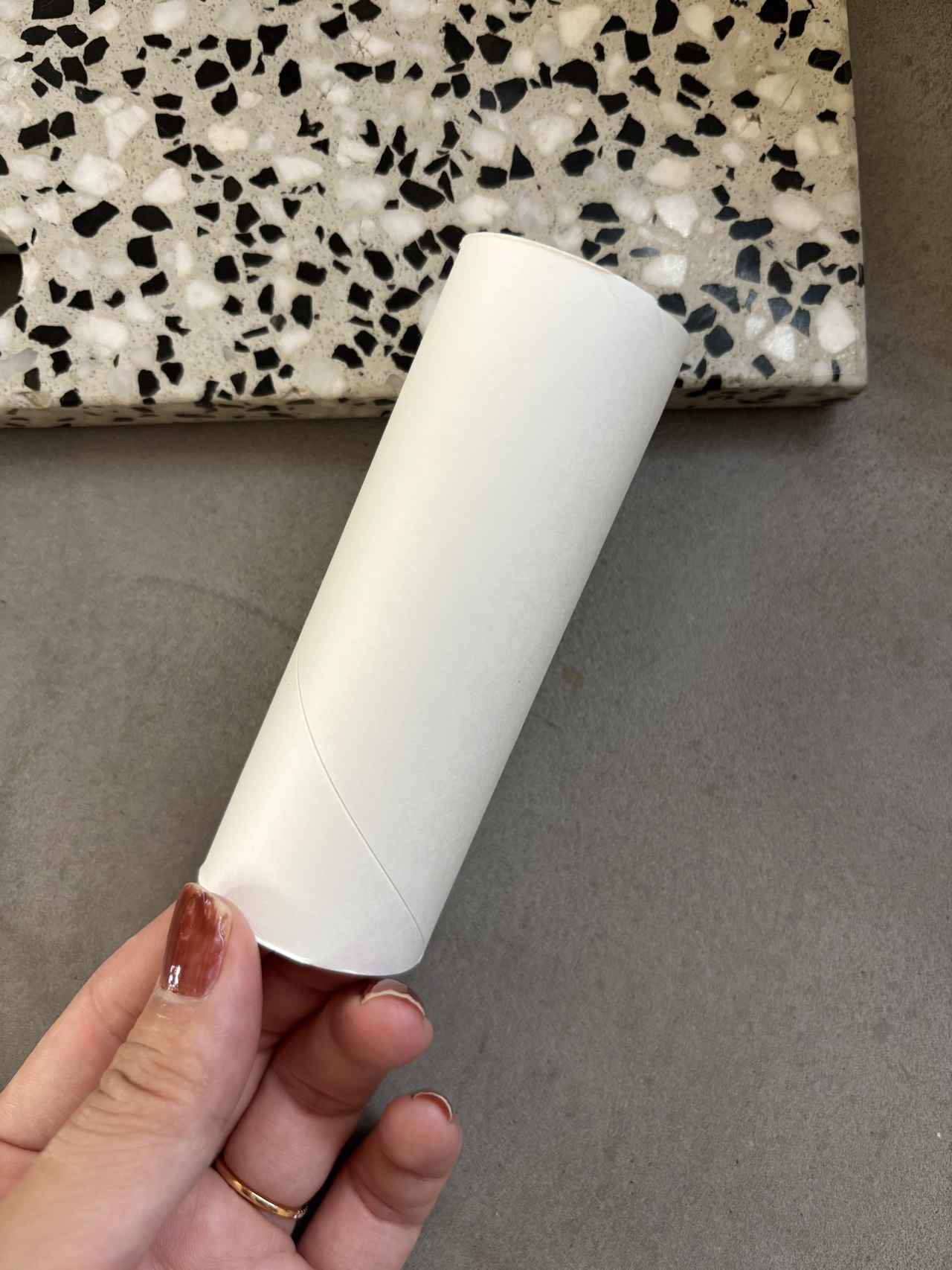 画像: まずはトイレットペーパーの芯を用意