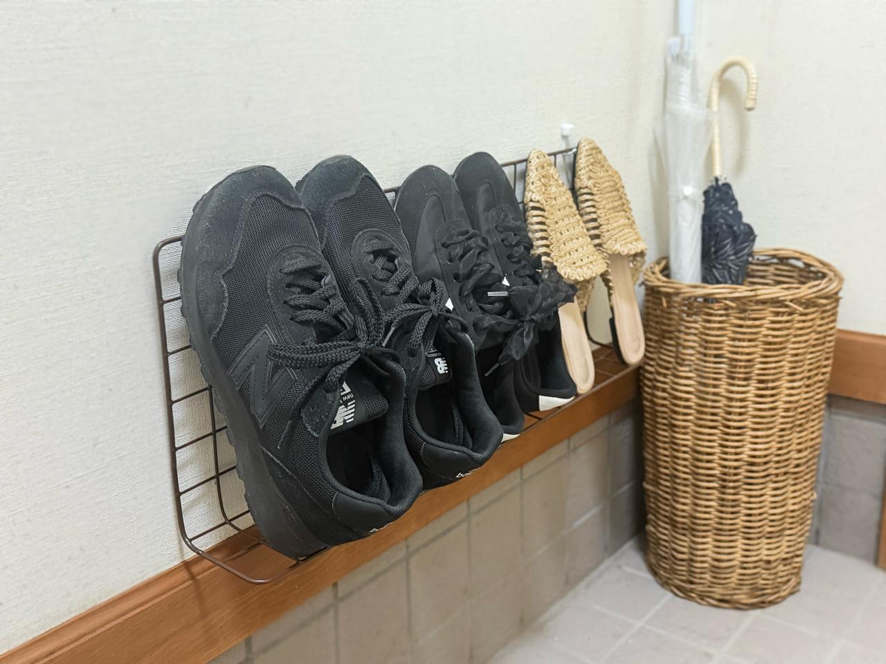 画像: 壁に掛けるだけで靴の定位置が完成