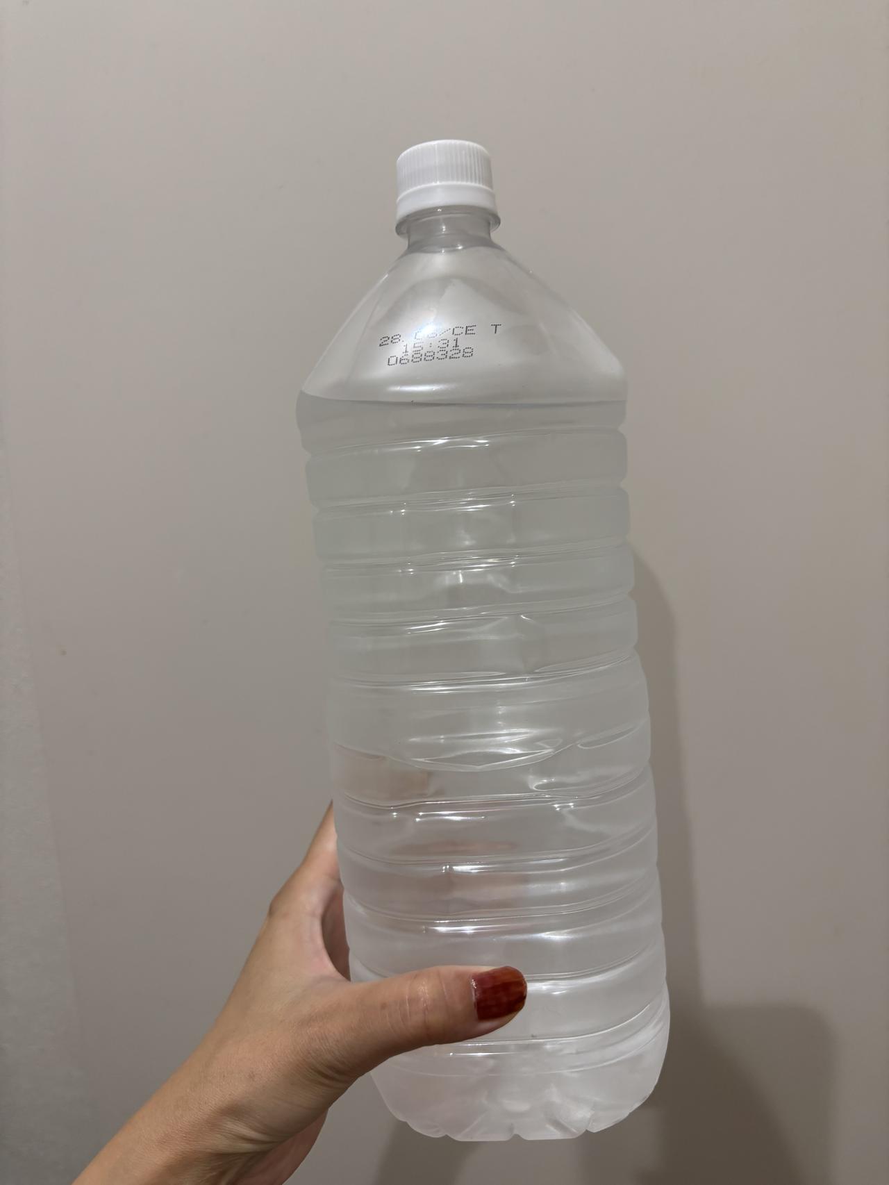 画像: まずはペットボトルを凍らせる