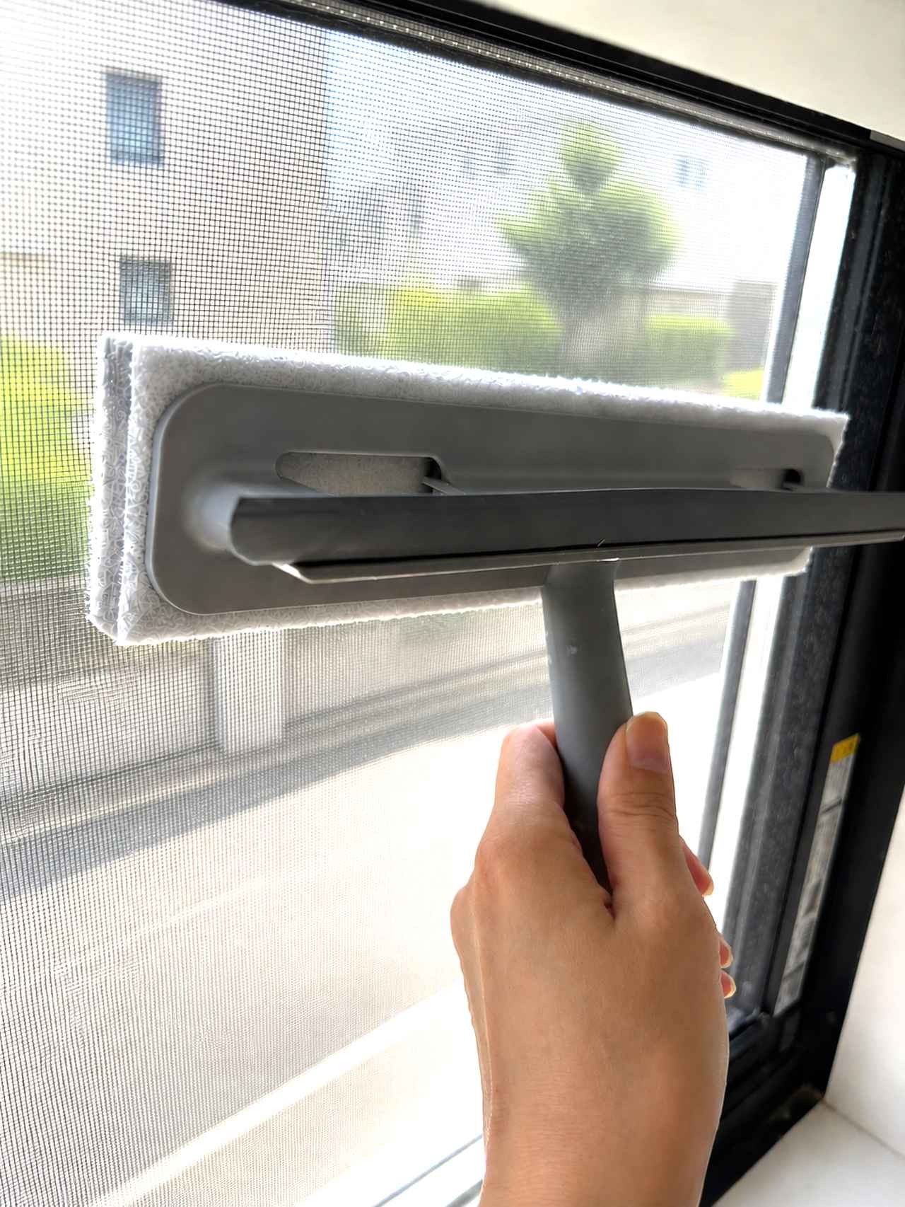 画像1: 水だけで網戸掃除に挑戦！