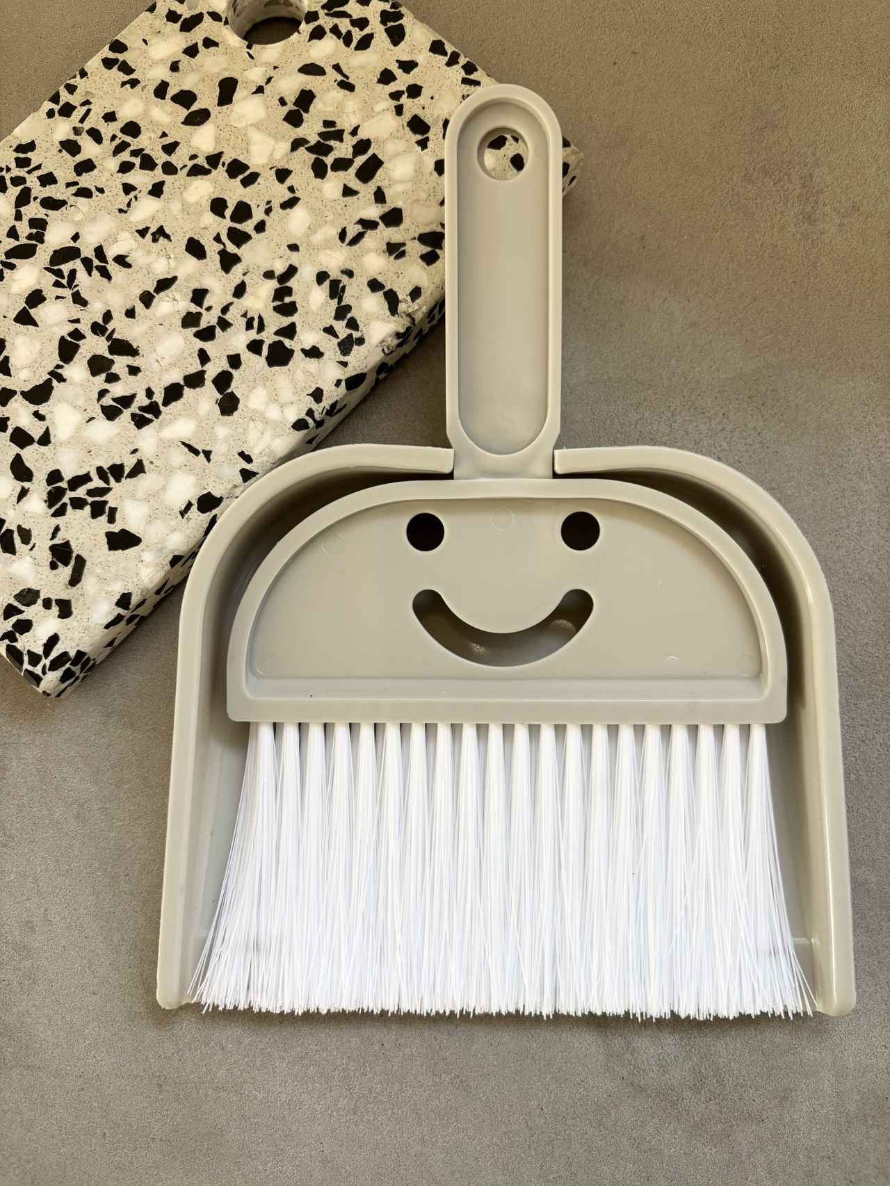画像: コンパクトサイズのほうきを使用