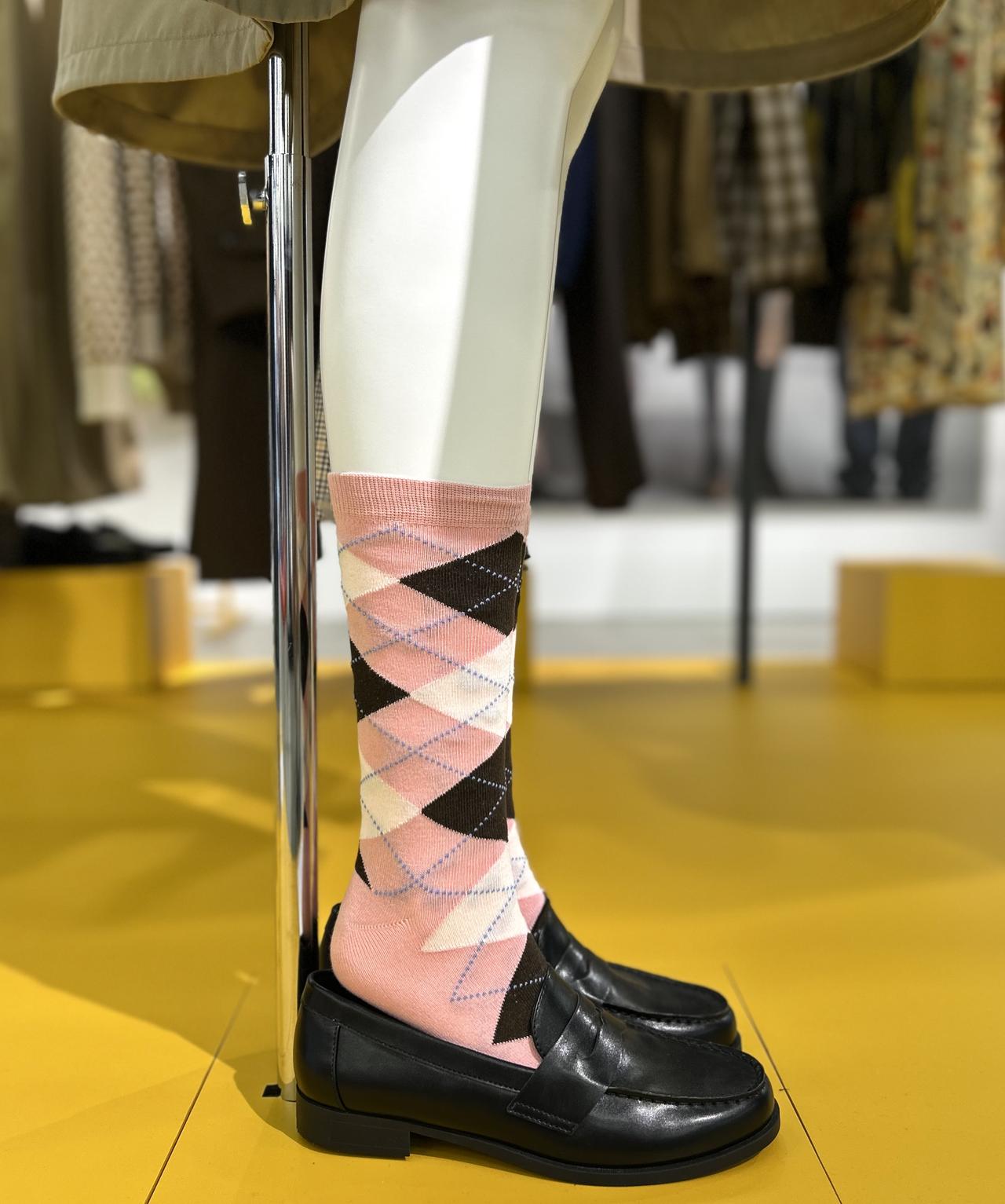 画像: 【GU】コインローファーCL¥2,990、ソックス¥490 ※2026年9月上旬発売予定 www.gu-global.com