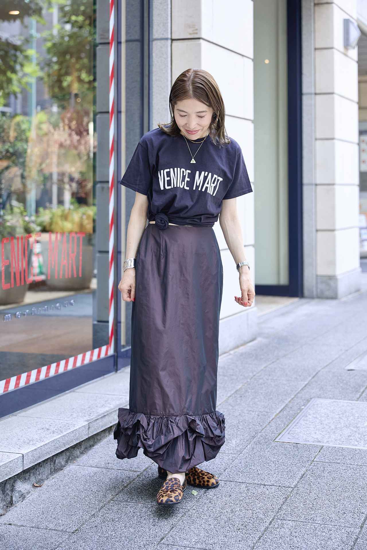 画像: Tシャツ￥9,350・”MARGE”スカート￥44,,000・¨PROSPERINE¨シューズ￥61,600
