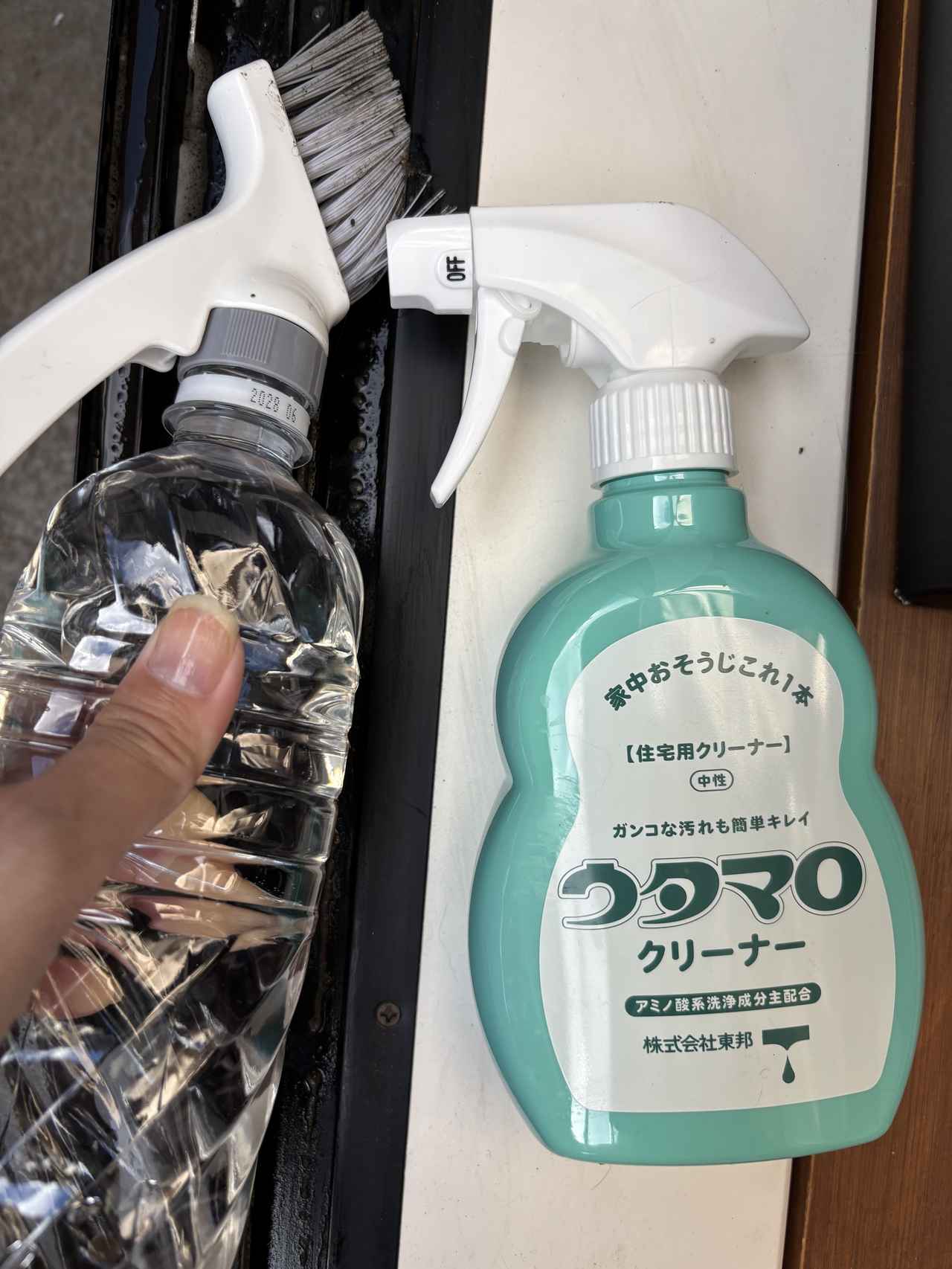 画像7: かなり汚れが溜まった窓サッシ