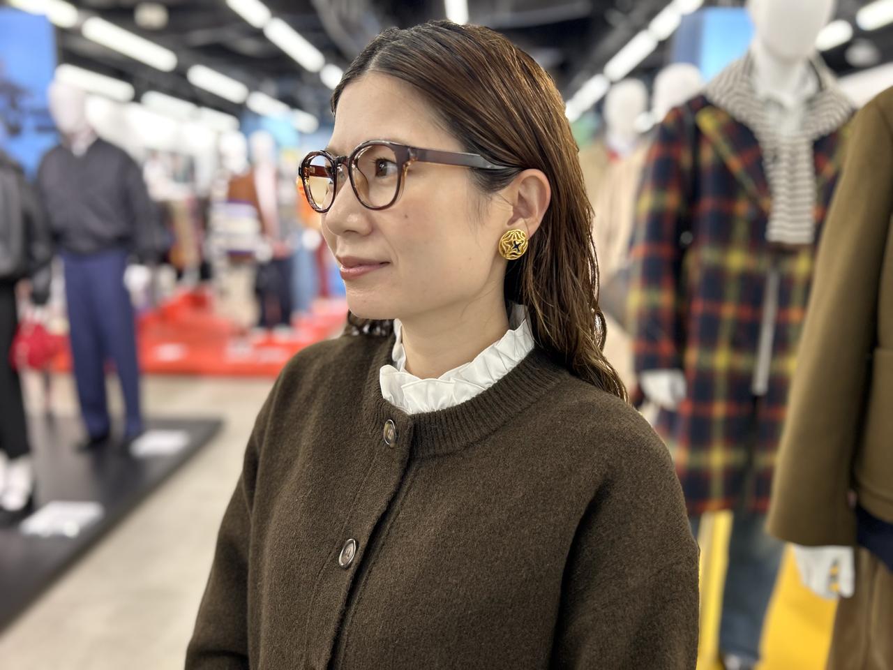 画像: 【GU】PFTニットクルーネックカーディガンCL ¥2,990、フリルネックブラウス¥2,990 ※2026年8月中旬発売予定、 www.gu-global.com