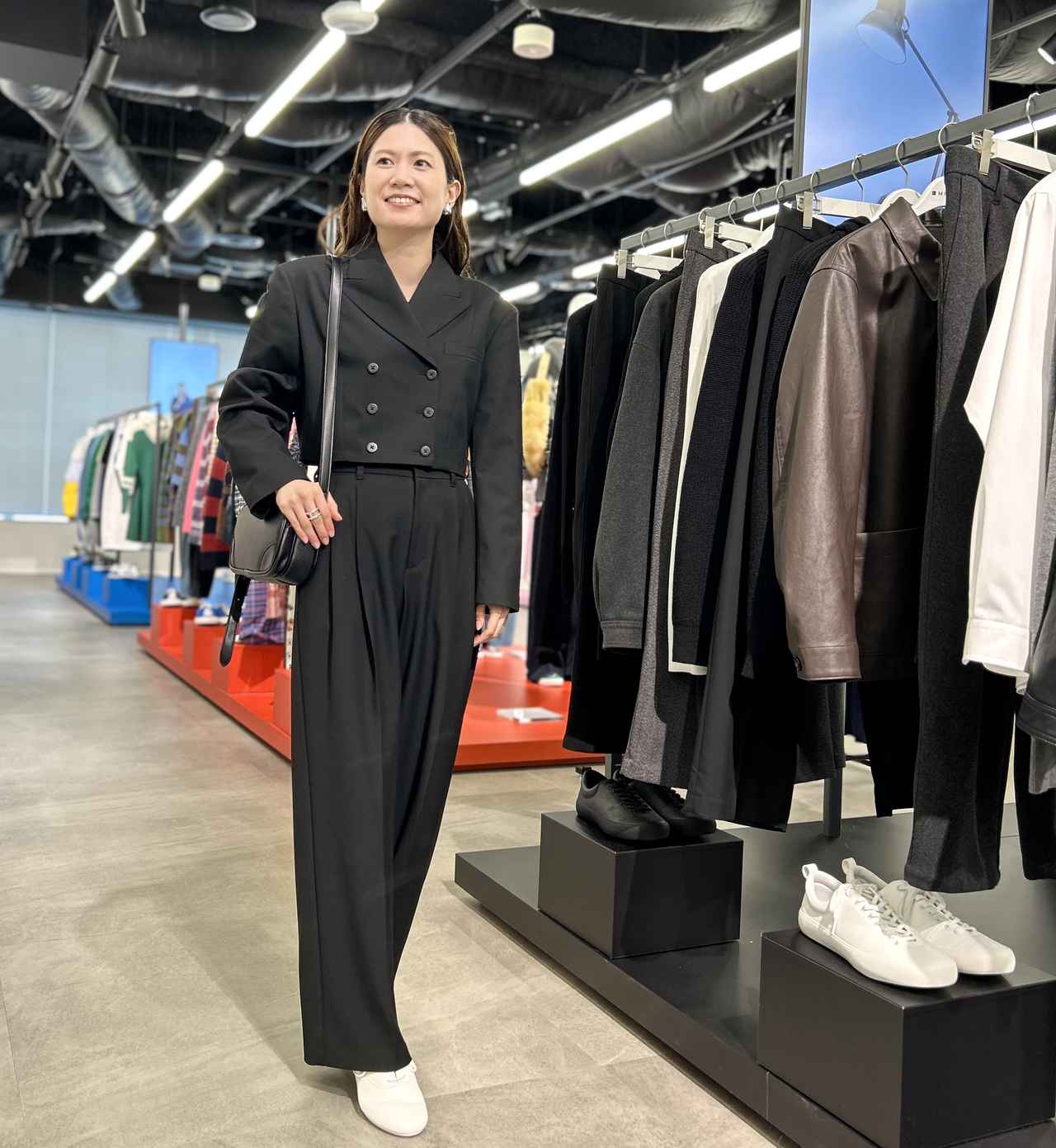 画像: 【GU】クロップドジャケットMN +X（一部店舗のみ販売）¥4,990、タックワイドパンツMN ¥2,990、アウトポケットミニバッグCL¥2,990、オックスフォードシューズMN¥2,990 www.gu-global.com