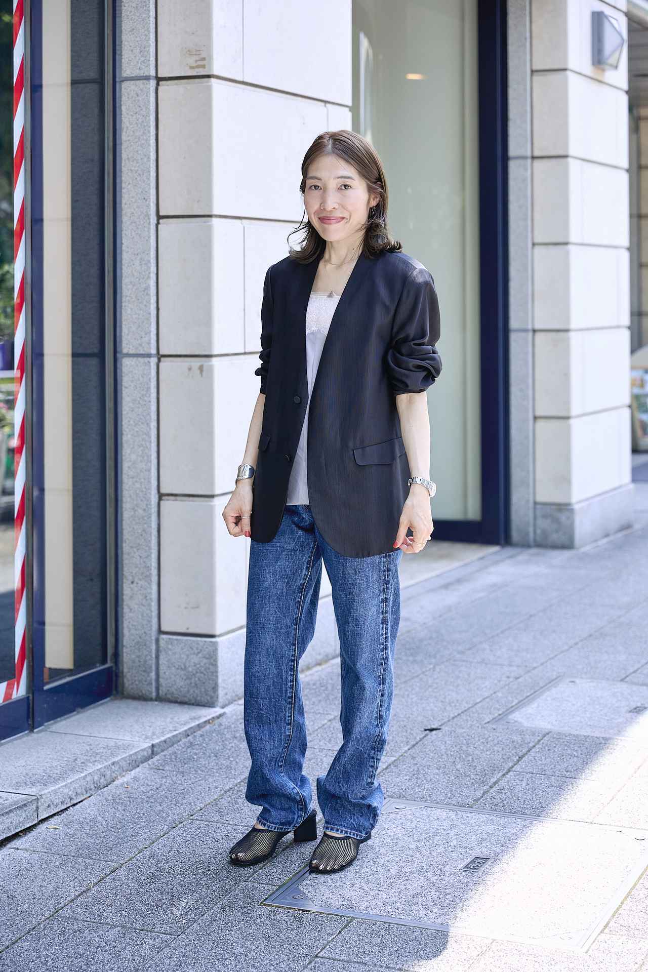 画像: ¨THE EROSE¨ジャケット￥198,000・¨THE EROSE¨デニムパンツ￥104,500