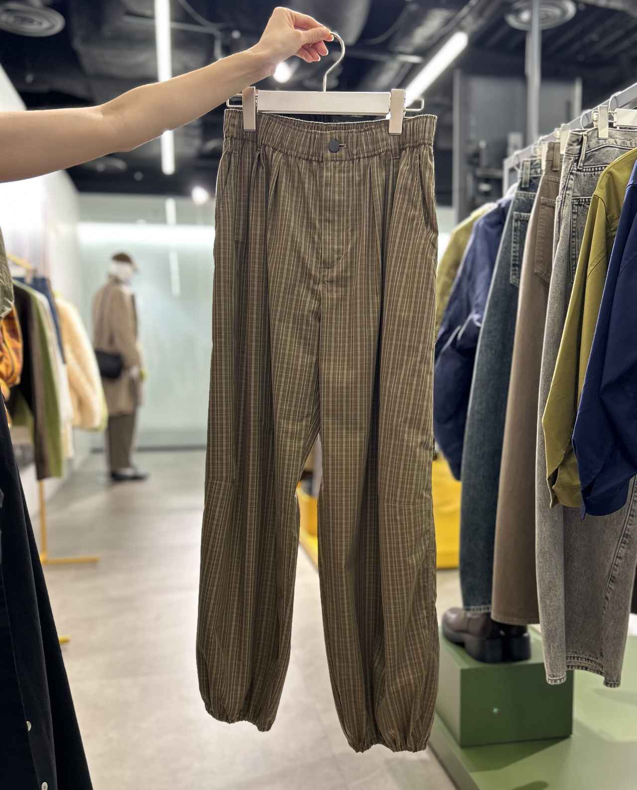 画像: 【GU】バルーンパンツ/チェック UL ¥2,990 www.gu-global.com