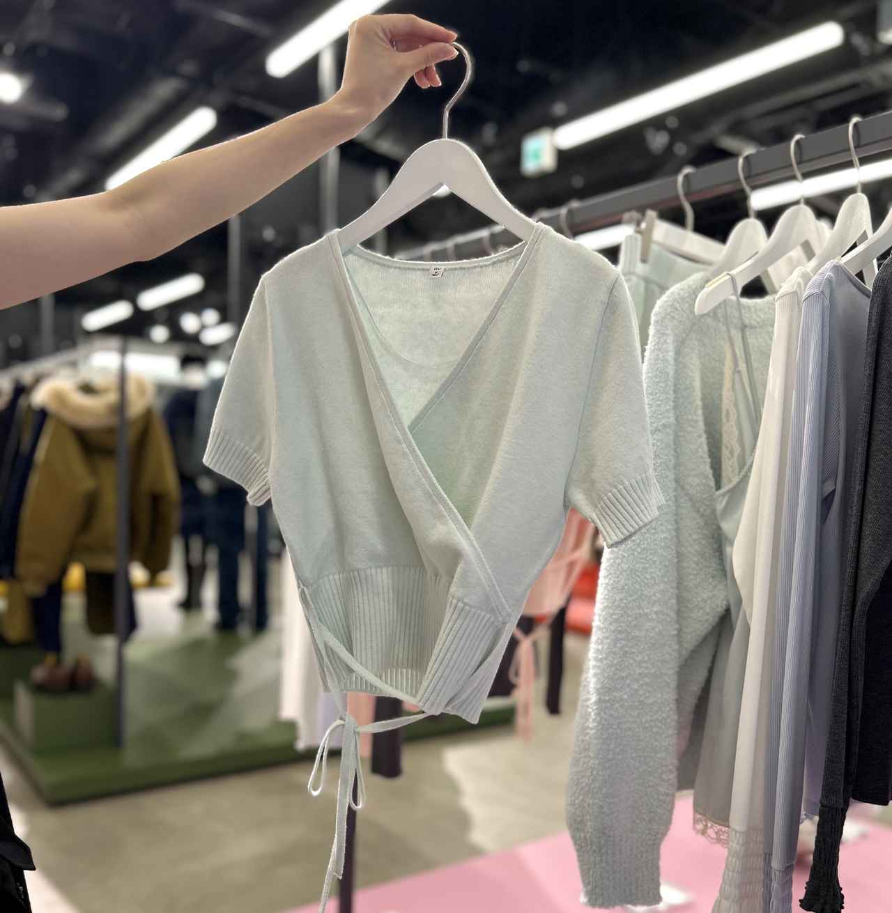 画像: 【GU】カシュクールセーターS/CZ +X ¥1,990 ※2026年8月上旬発売予定 www.gu-global.com