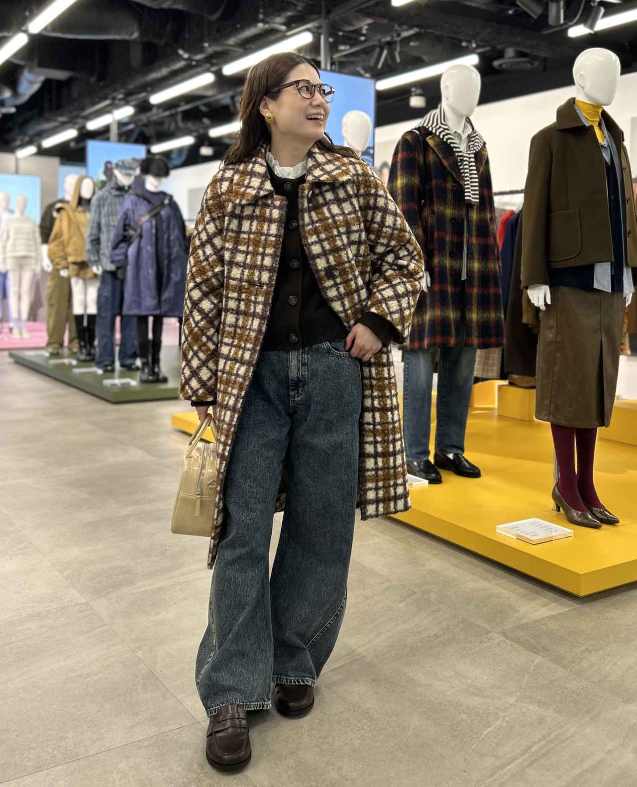 画像: 【GU】ベルテッドAラインロングコート/9 CL ¥9,990 ※2026年10月下旬発売予定、PFTニットクルーネックカーディガンCL ¥2,990、フリルネックブラウス¥2,990 ※2026年8月中旬発売予定、3DバレルジーンズUL ¥2,990、スクエアボストンバッグCL+X（一部店舗のみ販売）¥2,990、コインローファーCL ¥2,990 www.gu-global.com