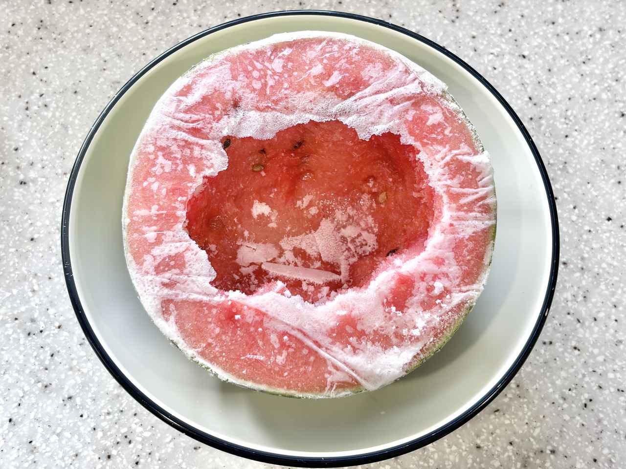 画像1: 一晩冷凍させたスイカ
