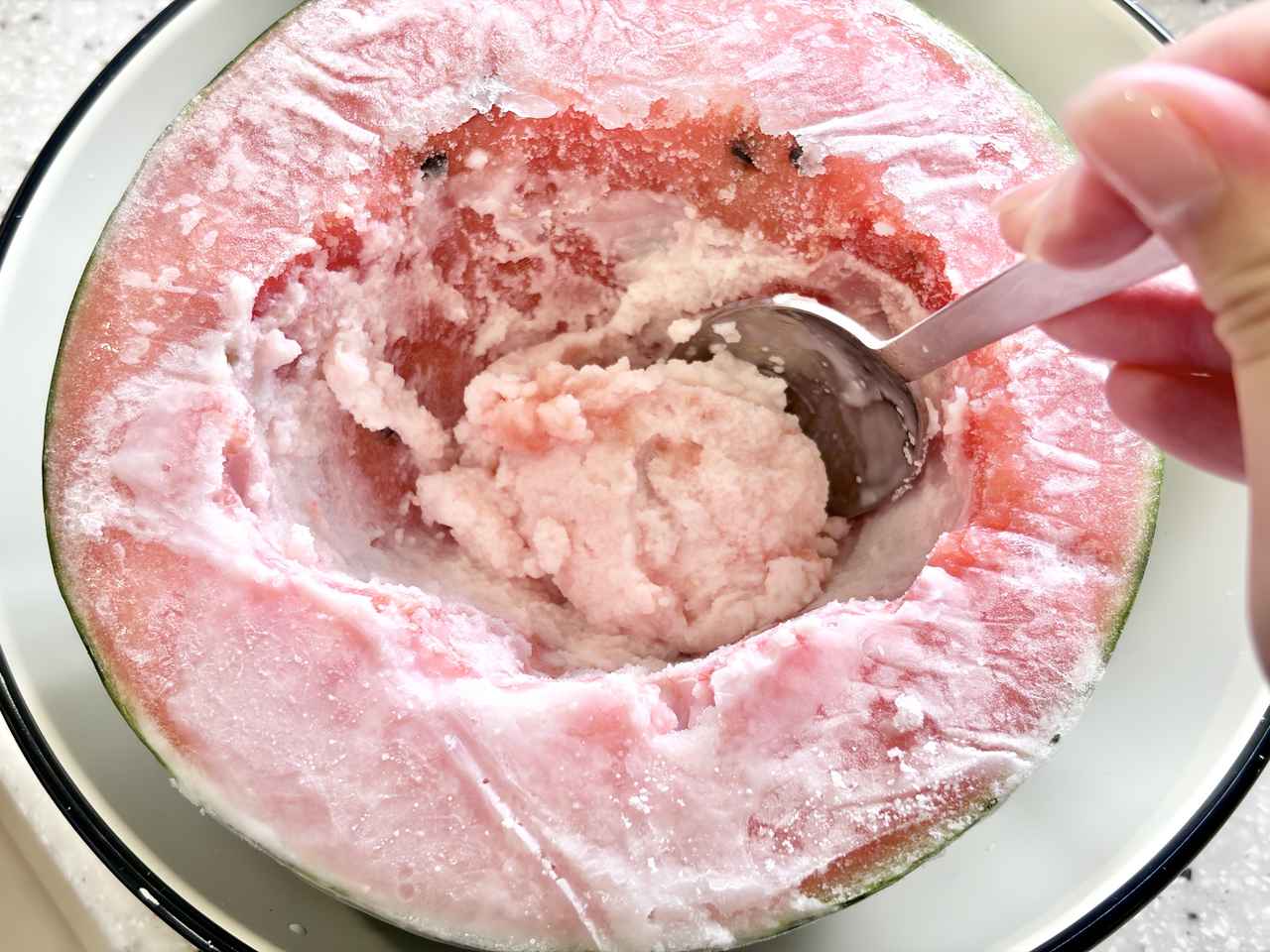 画像4: 一晩冷凍させたスイカ