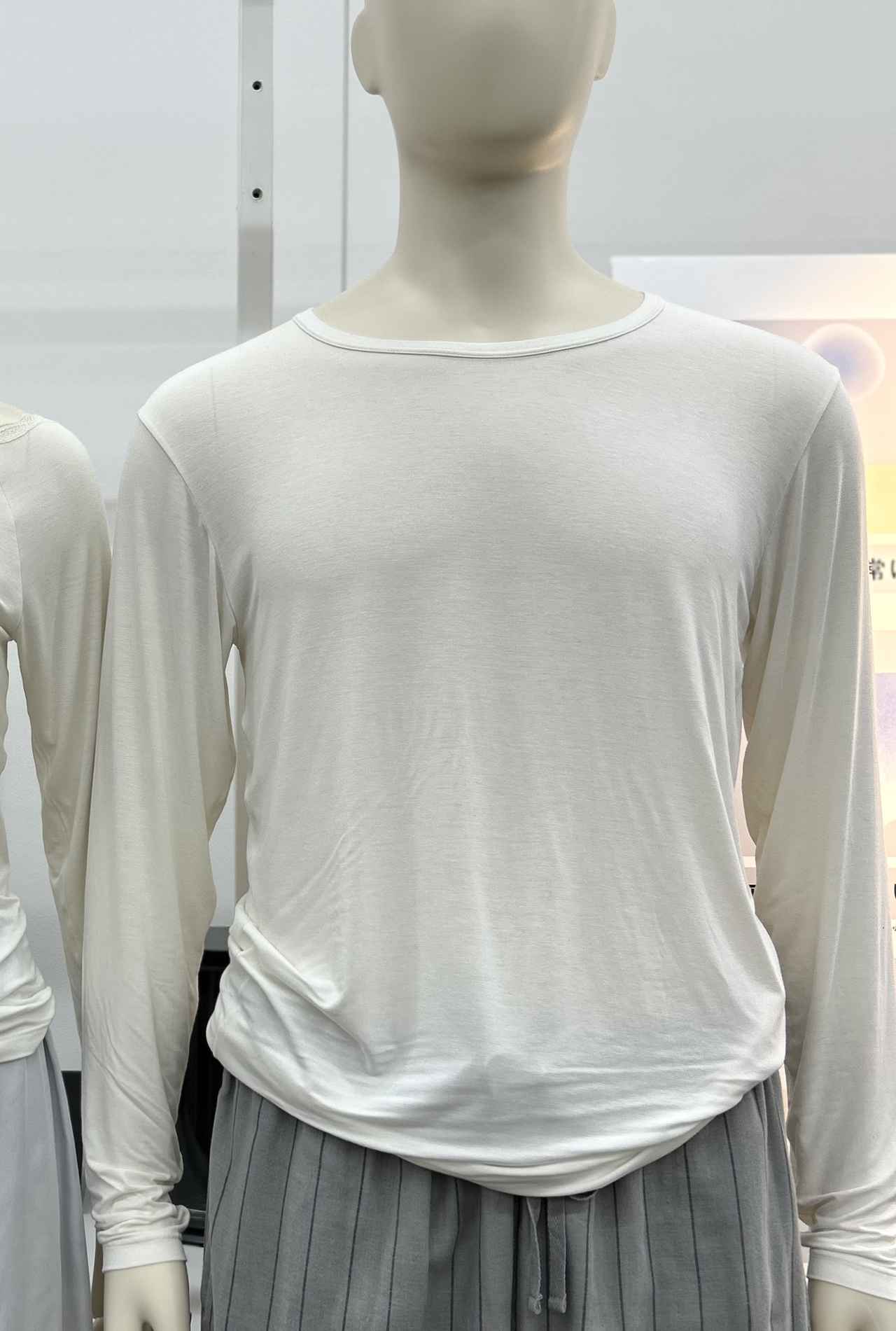 画像: 【無印良品】紳士　着るスキンケア　クルーネック長袖Ｔシャツ¥3,990 www.muji.com