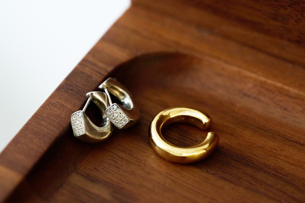 画像: 【PLOW】左：ピアスCalla Lily Pierces Diamond -Silver- ¥110,000、右：イヤカフDrop Earcuff -Gold- ¥31,900 plow-jewelry.jp