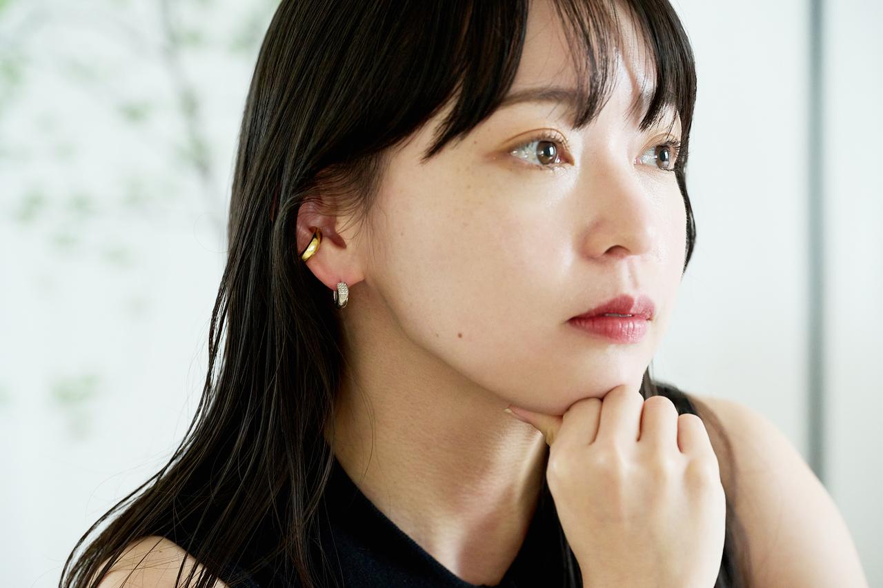 画像: 【PLOW】ピアスCalla Lily Pierces Diamond -Silver- ¥110,000、イヤカフDrop Earcuff -Gold- ¥31,900 plow-jewelry.jp
