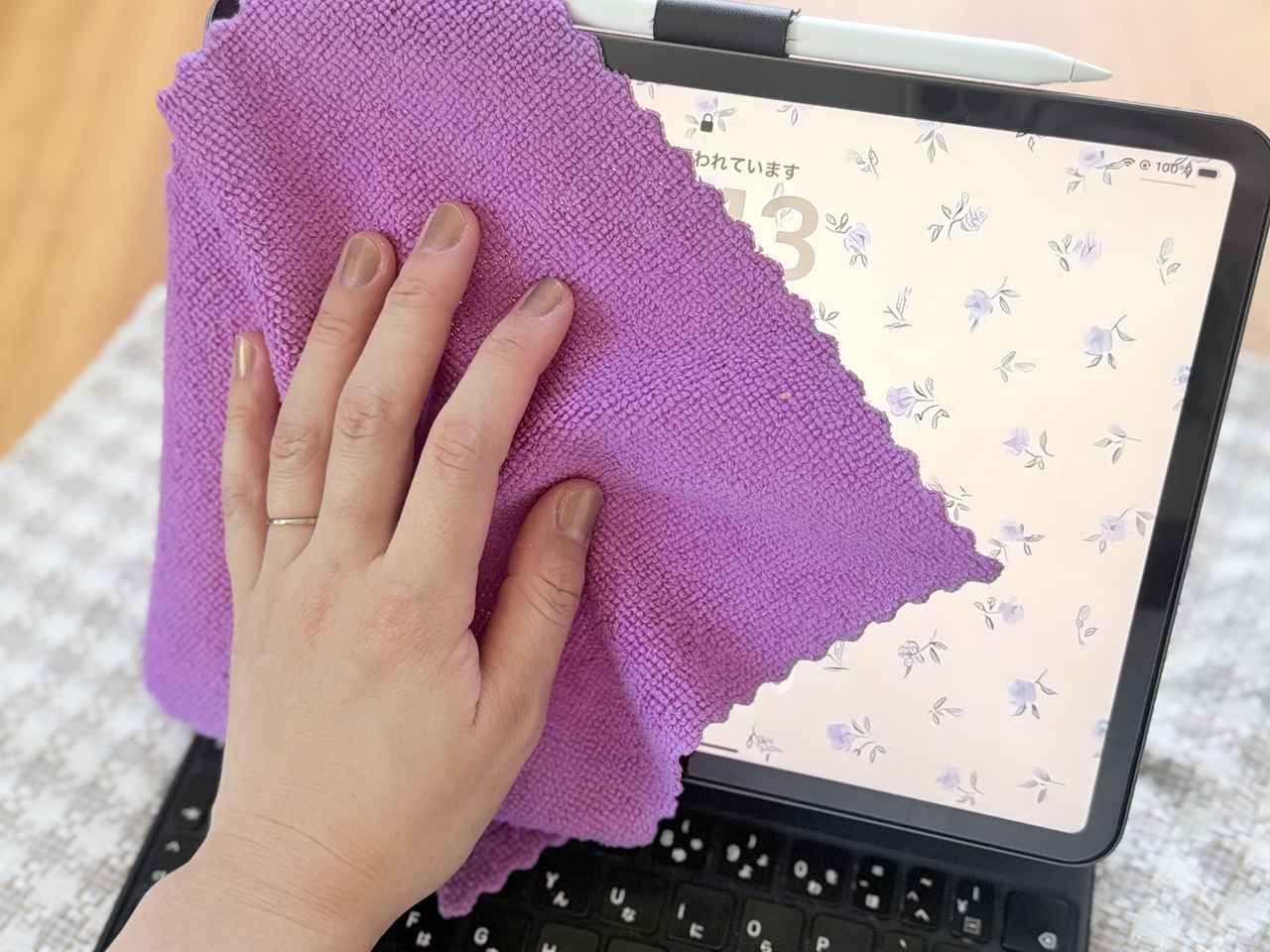画像: 指紋が目立つタブレットにも