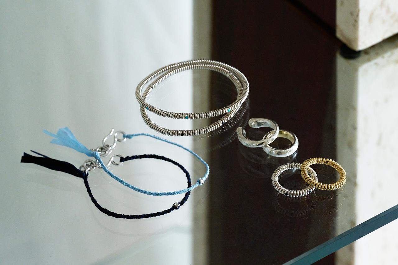 画像: 【PLOW】左から：コードブレスレットPure Silk Bracelet 1 Diamond - Silver -各¥36,300、シルバーバングルSpring 4 Stone Bangle Onyx -Silver-¥56,100、Spring 4 Stone Bangle Turquoise -Silver-¥56,100、リングHorseshoe Ring -Silver-¥22,000、リングDROP RING¥22,000、リングSpring 6 Stone Ring Onyx -Silver-¥55,000、リングSpring 6 Stone Ring Diamond -Gold-¥84,700 plow-jewelry.jp