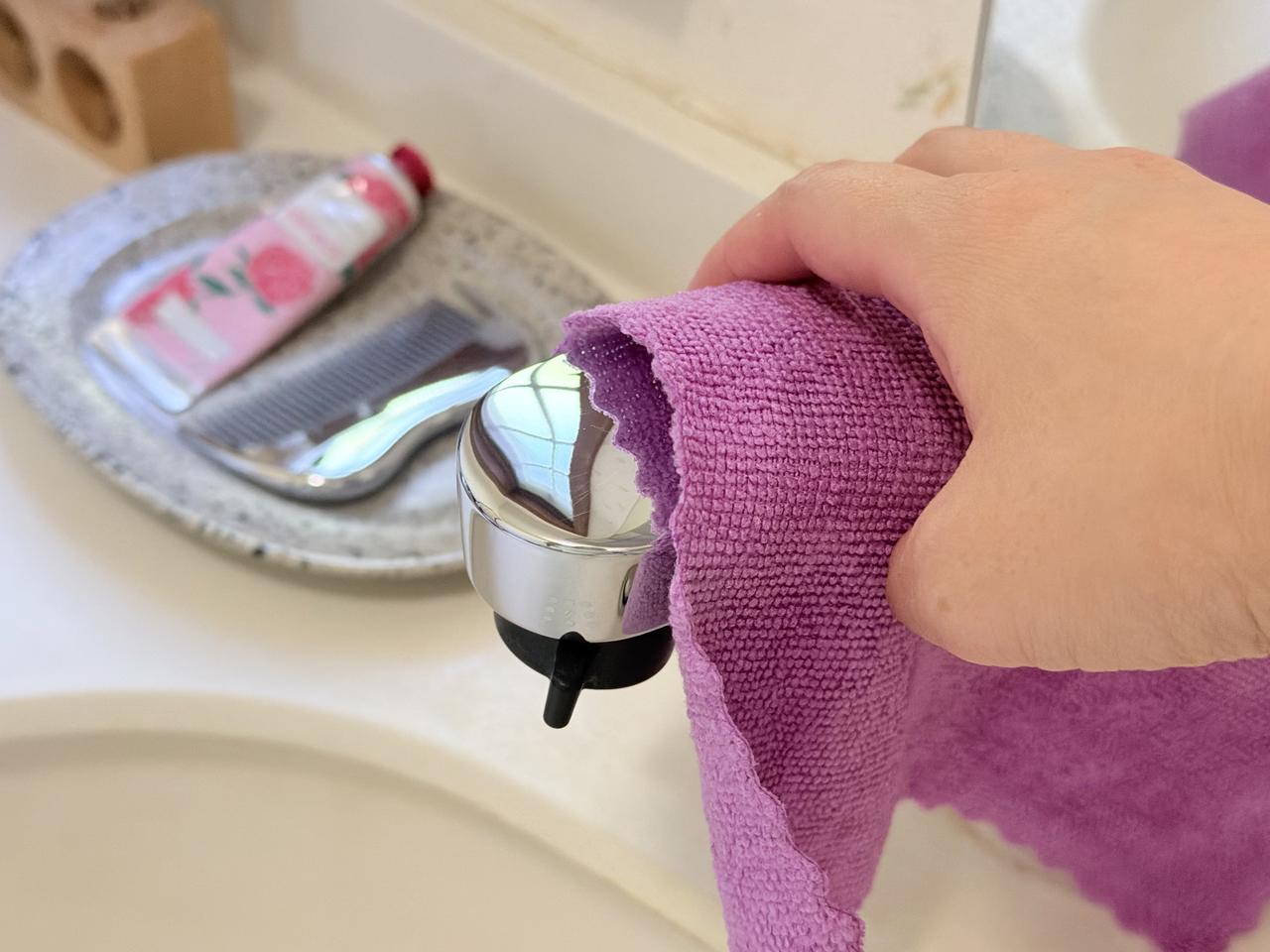画像: 水滴が気になる洗面台の蛇口をひと拭き