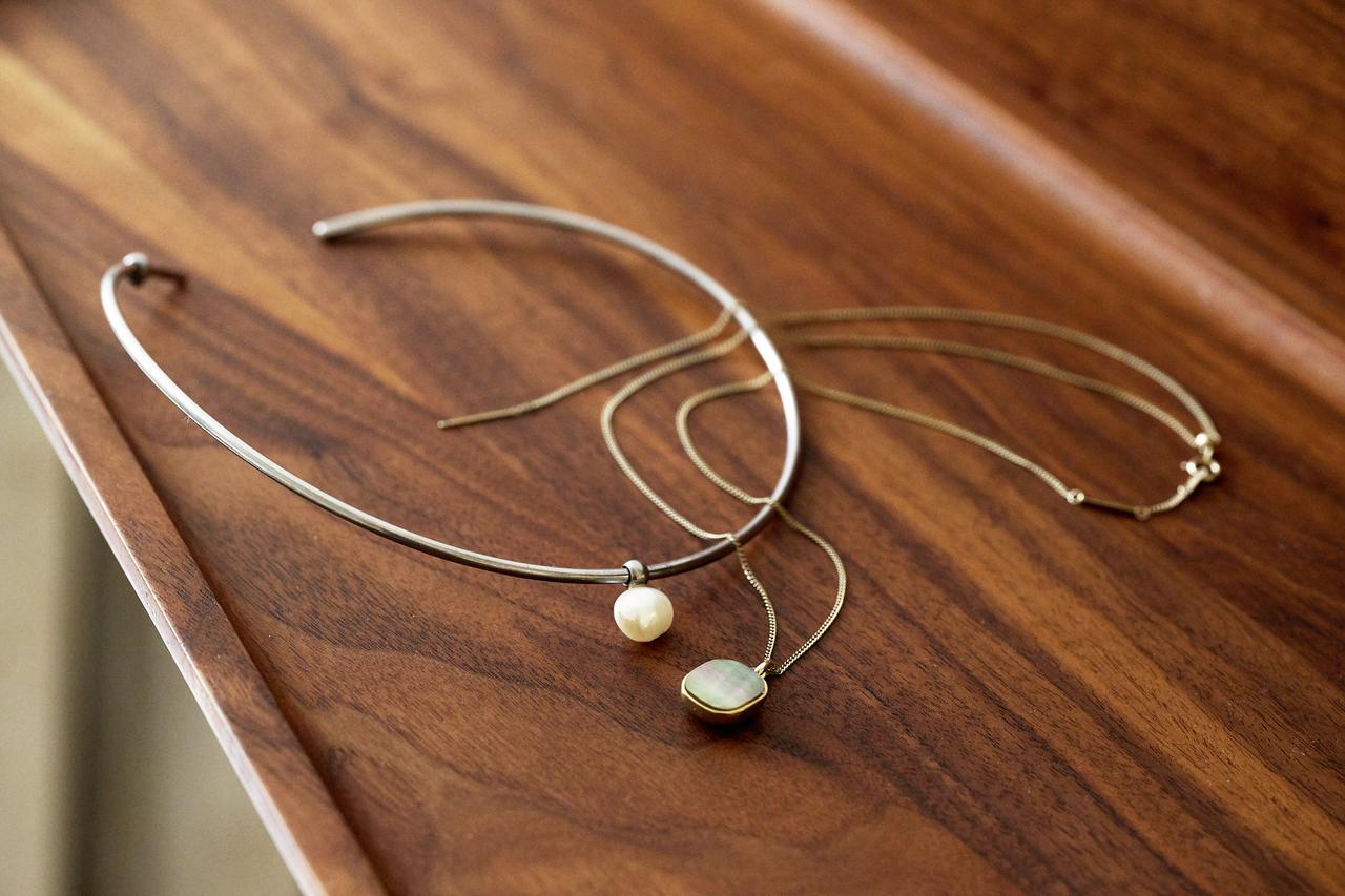 画像: 左：Choker -Silver-¥38,500、Charm Pearl¥9,900、右：Black Shell Window Necklace -Gold-¥49,500 plow-jewelry.jp