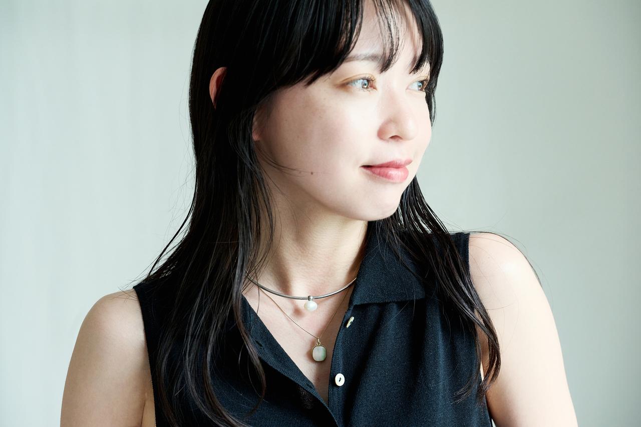画像: 【PLOW】Choker -Silver-¥38,500、Charm Pearl¥9,900、Black Shell Window Necklace -Gold-¥49,500 plow-jewelry.jp
