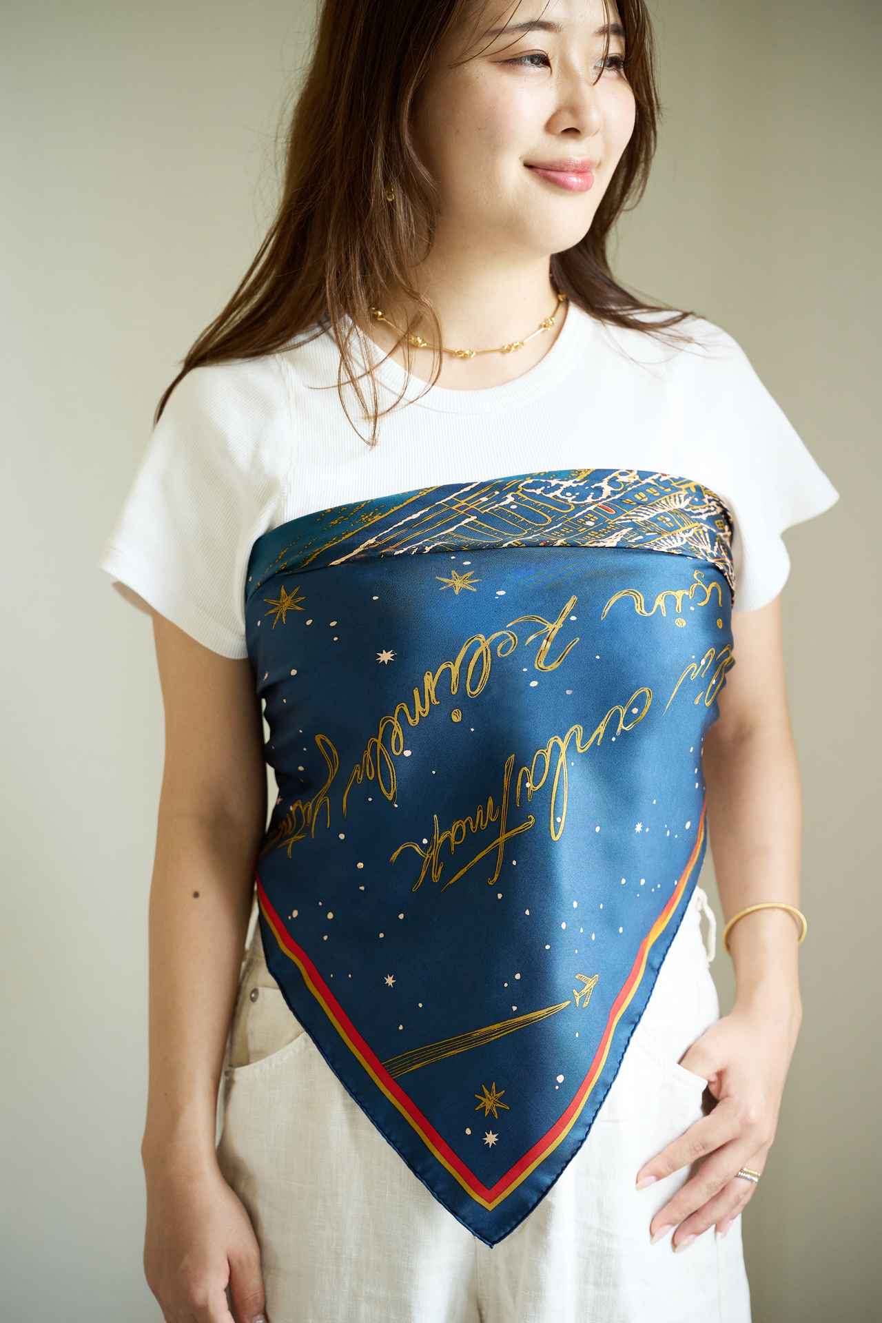 画像: 【manipuri】ゴールデンナイト［H88×W88㎝］¥22,000、【TICCA】テレコ半袖Tシャツ¥12,100、リネンガーメントダイパンツ¥29,700、【PLOW】Flower Chain Necklace - Gold -¥132,000 manipuri.jp