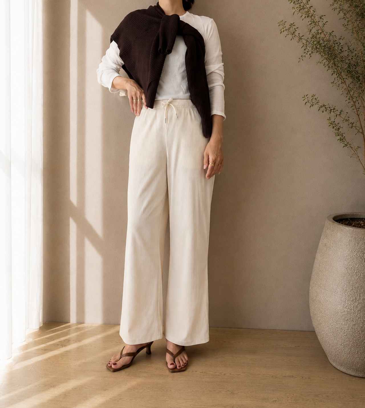画像: 淡色パンツを大人っぽく着るなら？