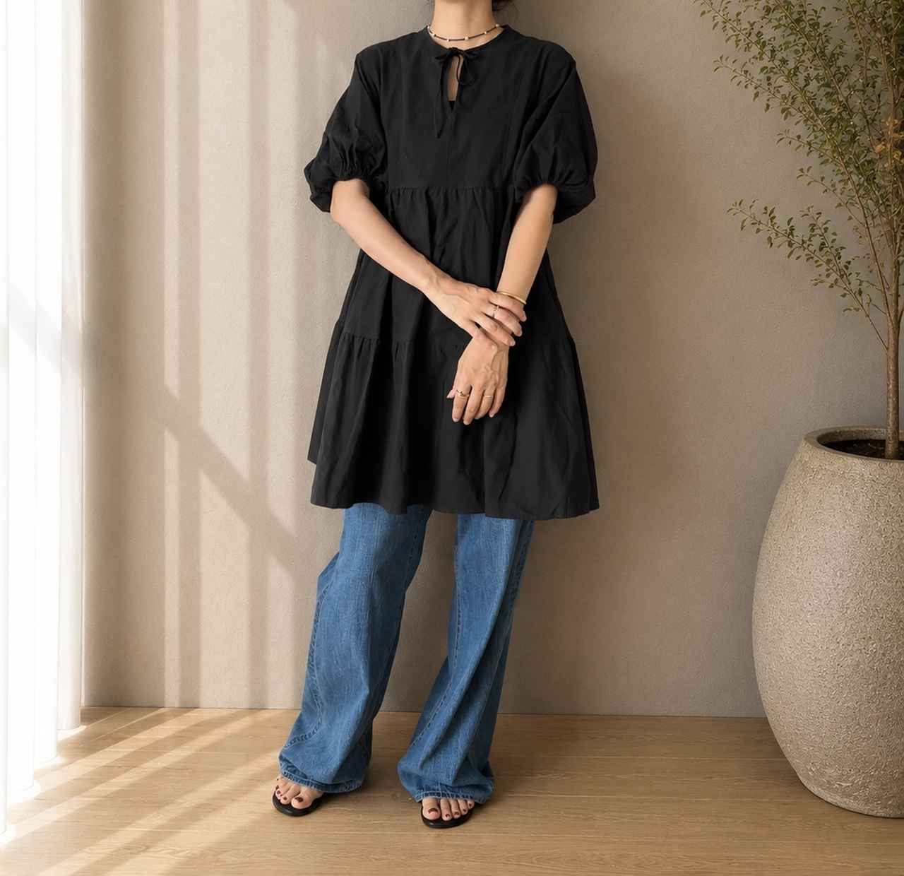画像: 甘めな一枚をカジュアルに着るなら？