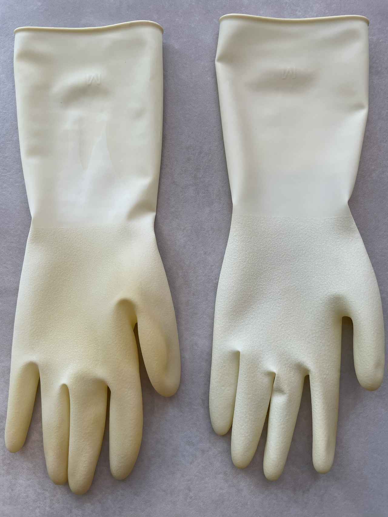 画像: 3か月（写真左）・2か月（写真右）使用したゴム手袋