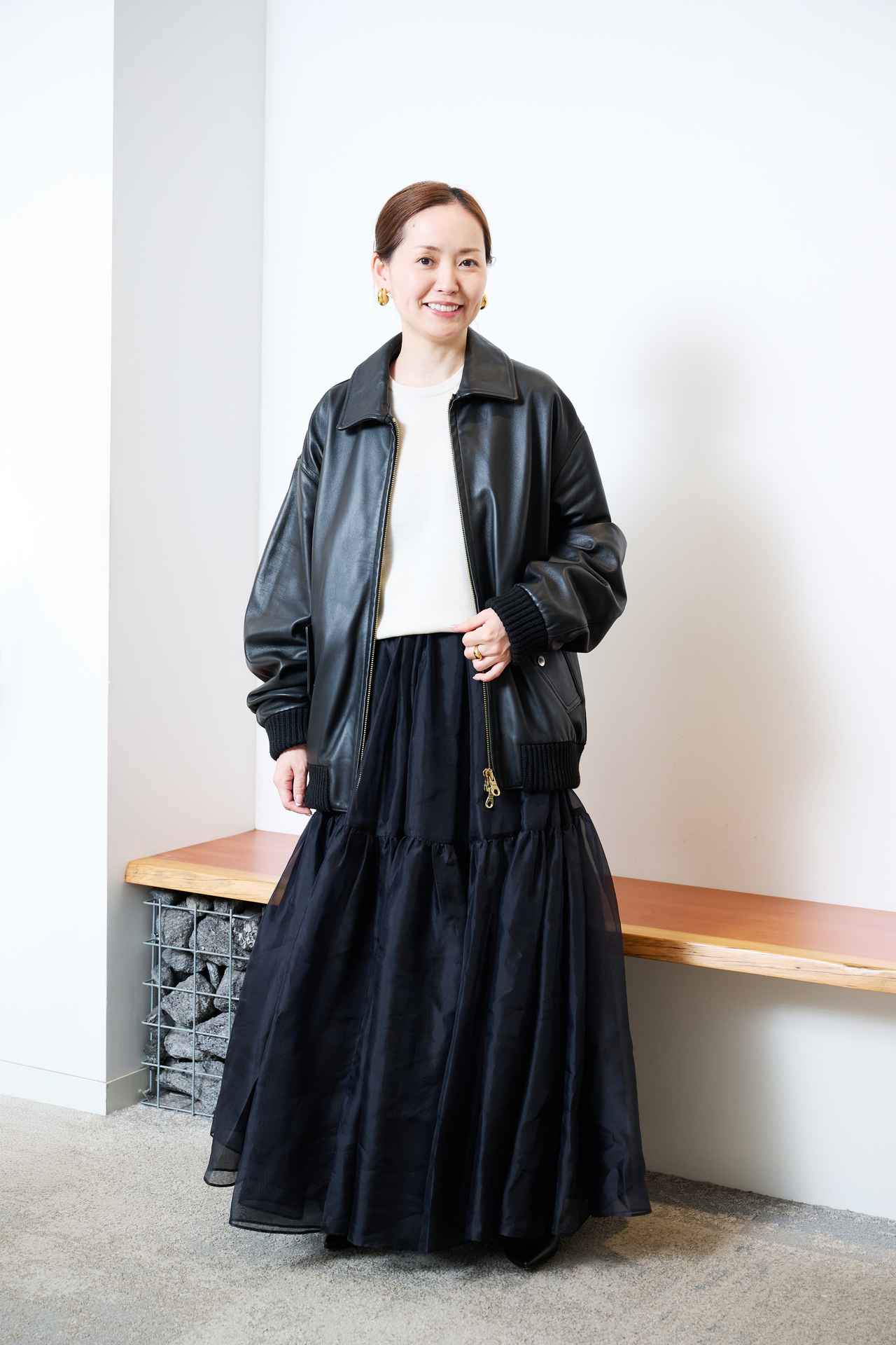 画像: 【CINQUANTA】別注ZIP BLOUSON ¥253,000、【Chaos】リセースリーブレスプルオーバー¥27,500、セタオーガンスカート¥106,700 ※2026年10月発売予定 www.dot-st.com