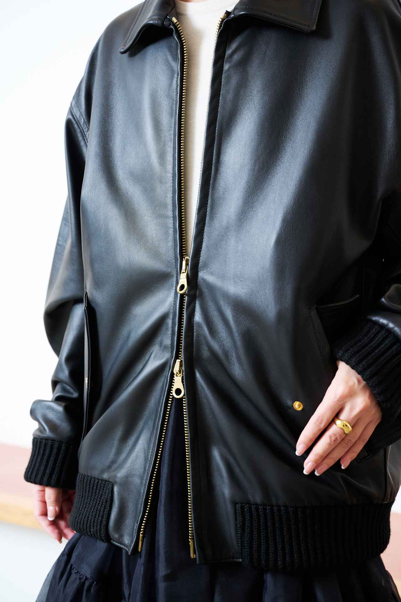 画像2: 【CINQUANTA】別注ZIP BLOUSON ¥253,000、【Chaos】リセースリーブレスプルオーバー¥27,500 www.dot-st.com