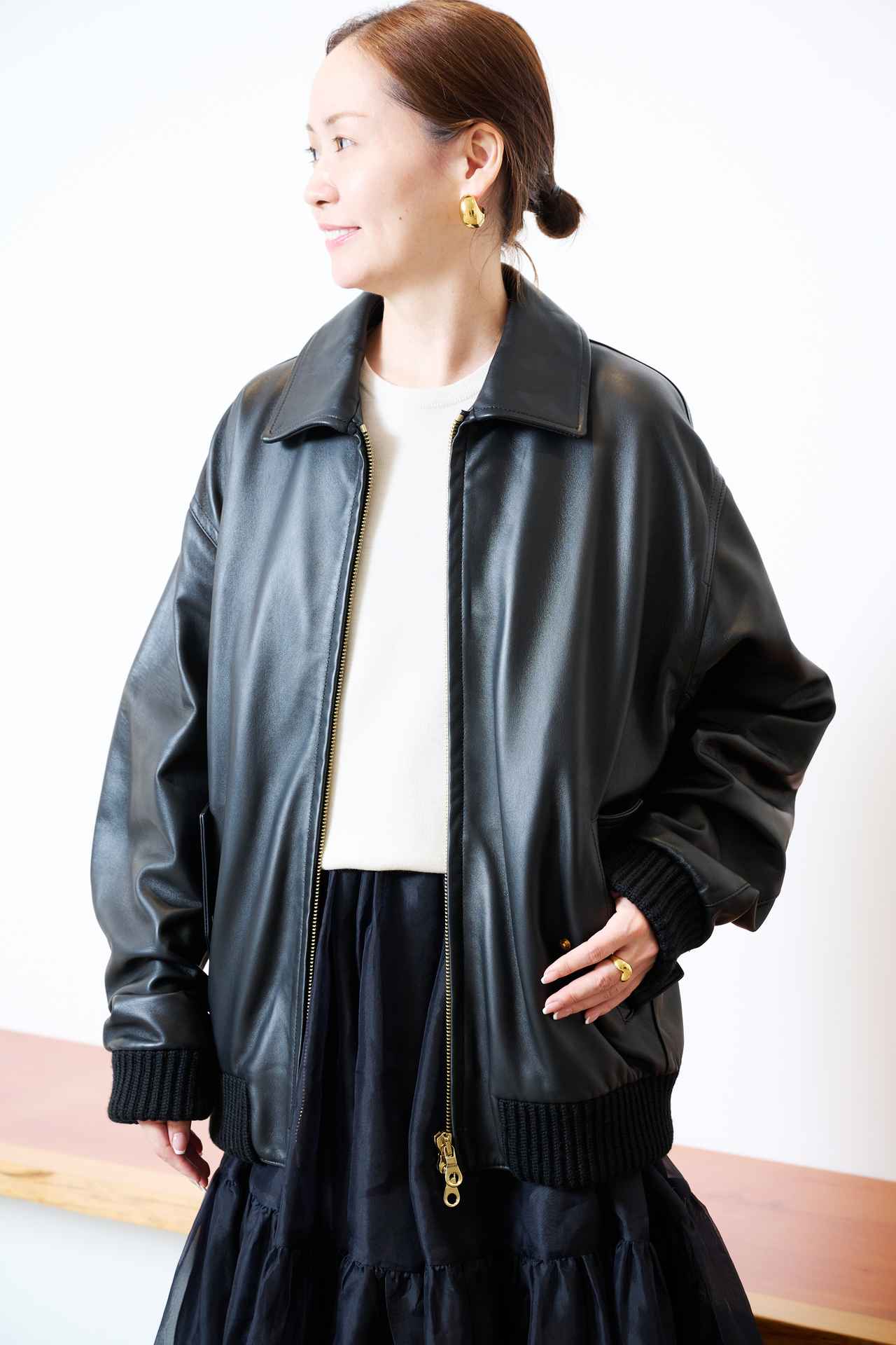 画像: 【CINQUANTA】別注ZIP BLOUSON ¥253,000、【Chaos】リセースリーブレスプルオーバー¥27,500、セタオーガンスカート¥106,700 www.dot-st.com