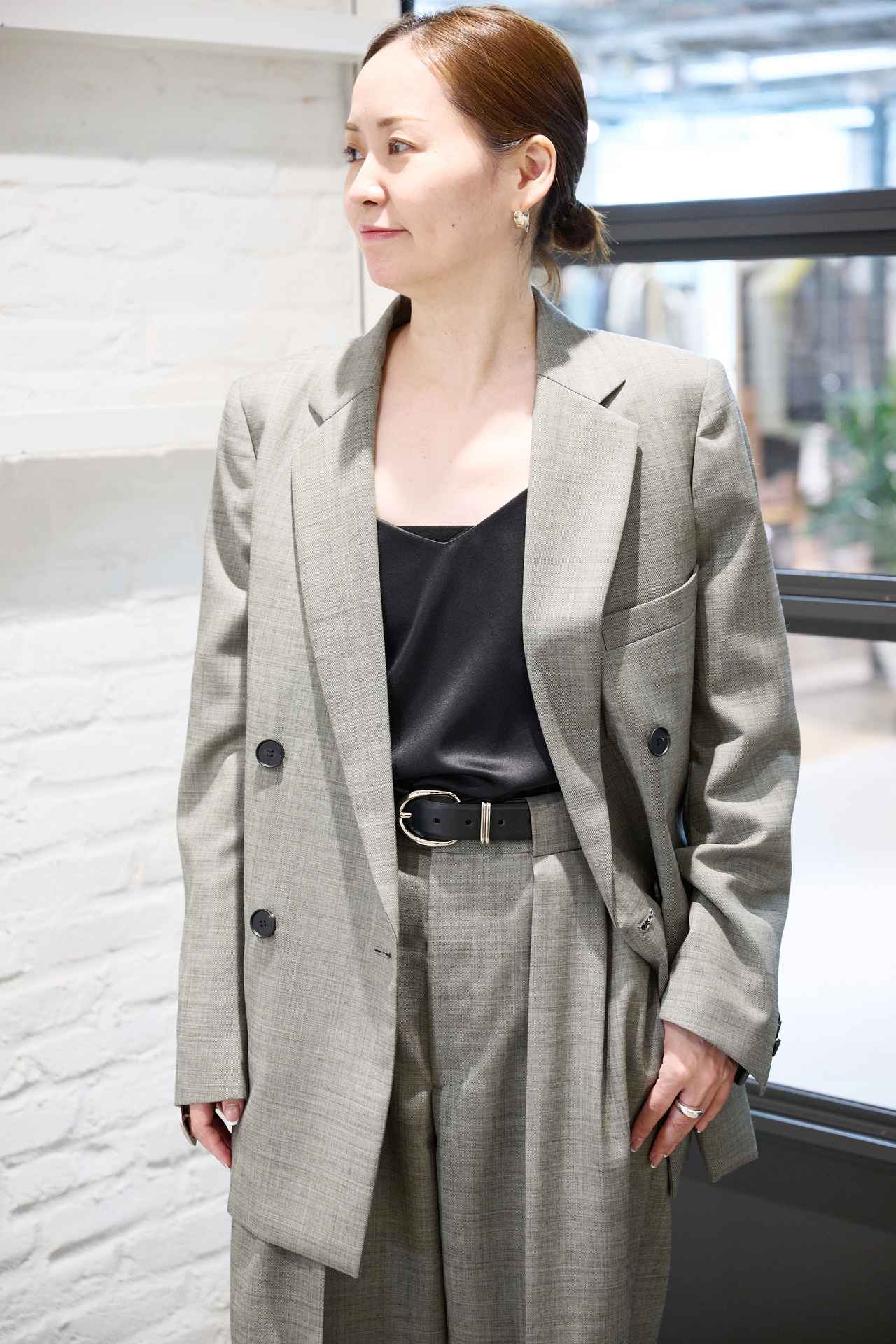 画像: 【Chaos】ストラータジャケット¥86,900、ストラータパンツ¥57,200、モーラキャミソール¥29,700、【MANUELA】別注Wループベルト¥29,700 www.dot-st.com
