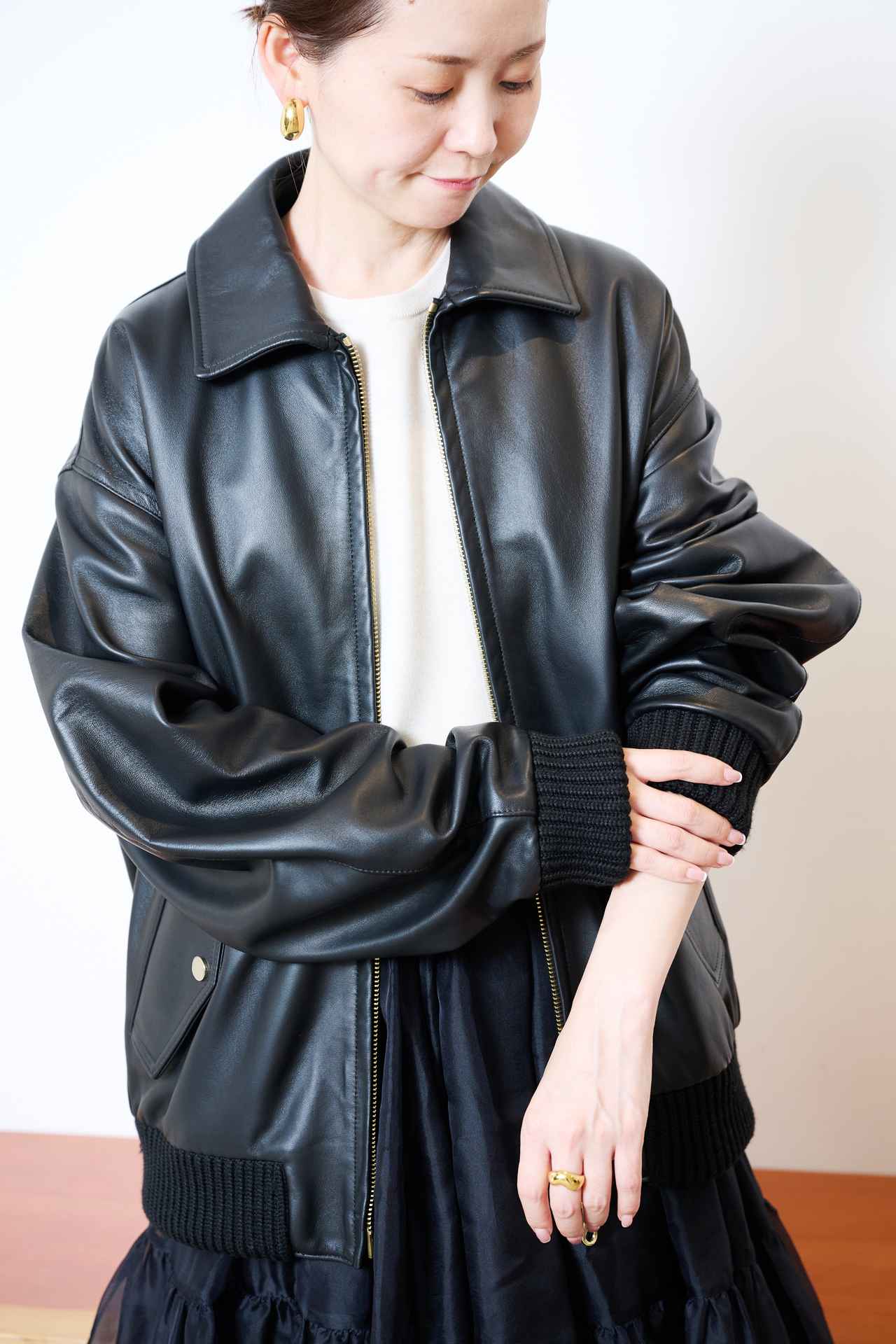 画像1: 【CINQUANTA】別注ZIP BLOUSON ¥253,000、【Chaos】リセースリーブレスプルオーバー¥27,500 www.dot-st.com