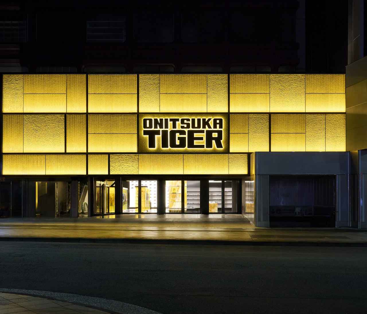 画像: 世界最大のショップが新宿にオープン（東京都新宿区新宿3丁目26-11 1-3F） 出典：オニツカタイガージャパン