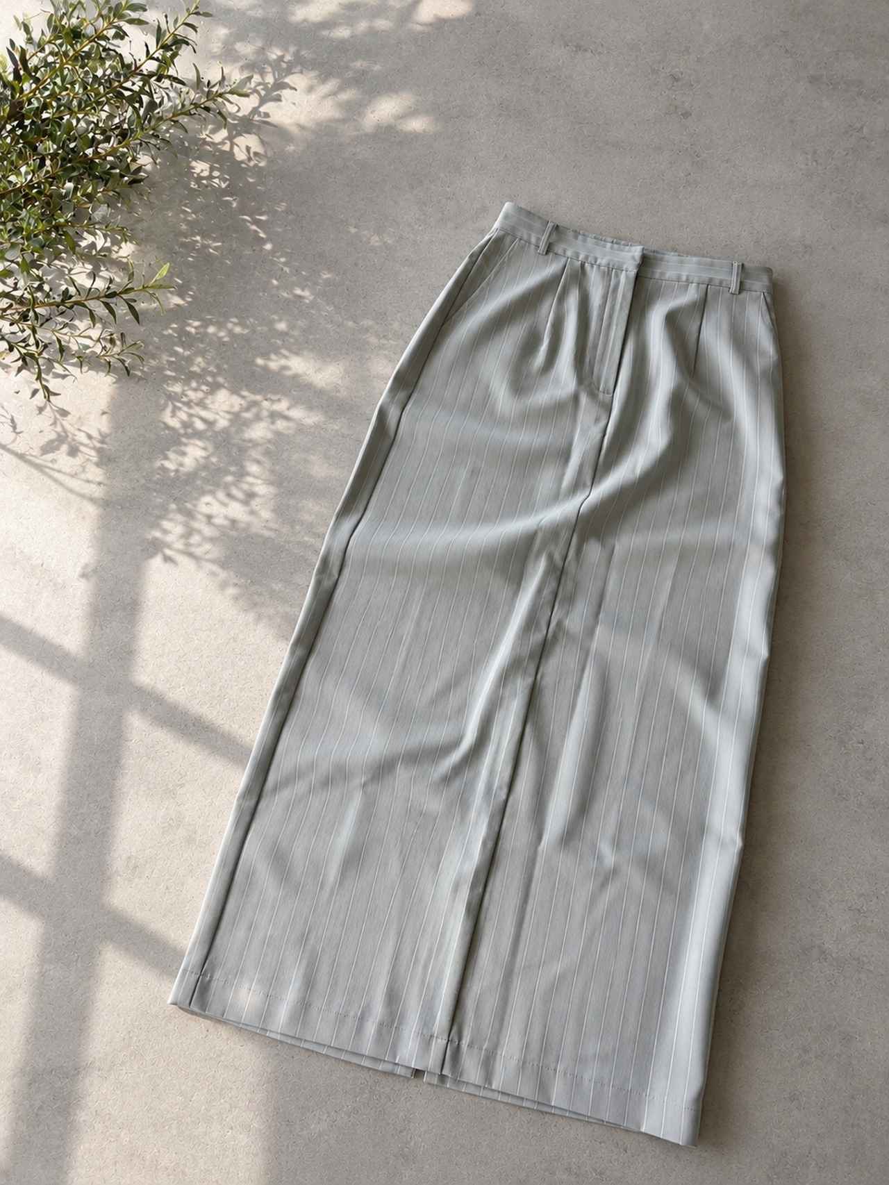 画像1: ストライプですっきり見えを狙えるスカート