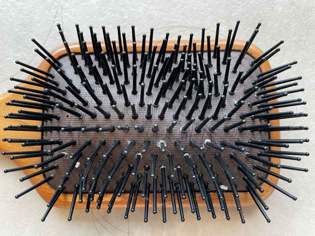 画像: お手入れ前のヘアブラシ