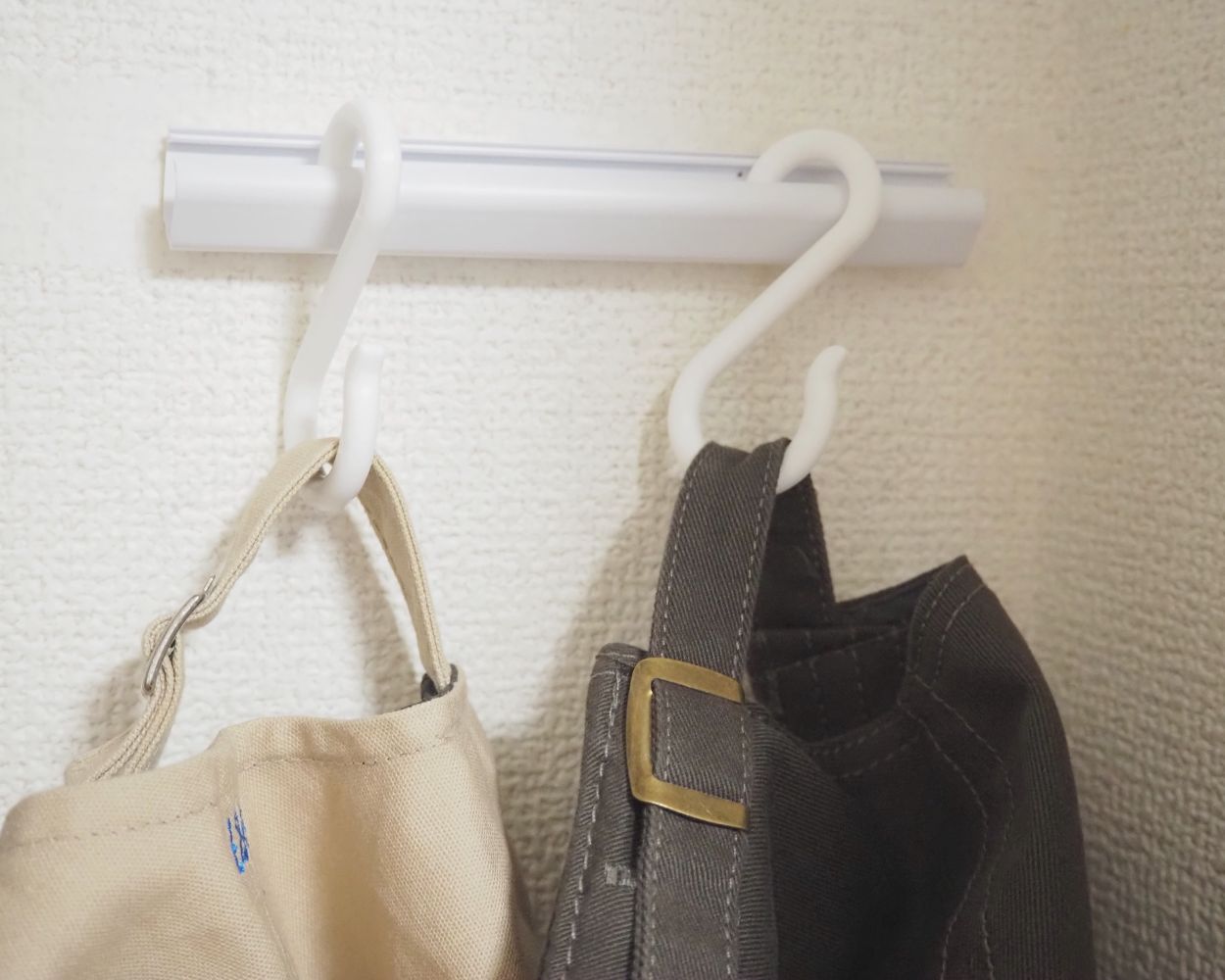 画像: 配線カバーを使った収納術②：クローゼット