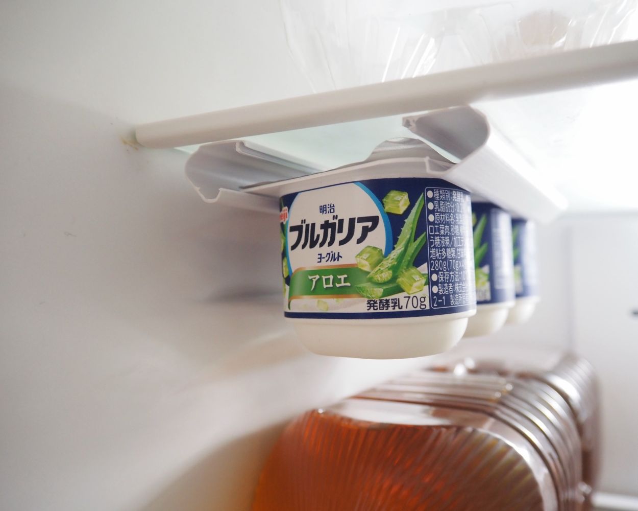 画像: 配線カバーを使った収納術①：冷蔵庫