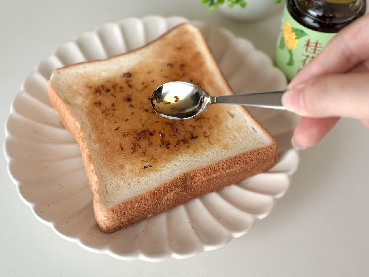画像: トーストに塗ってみる