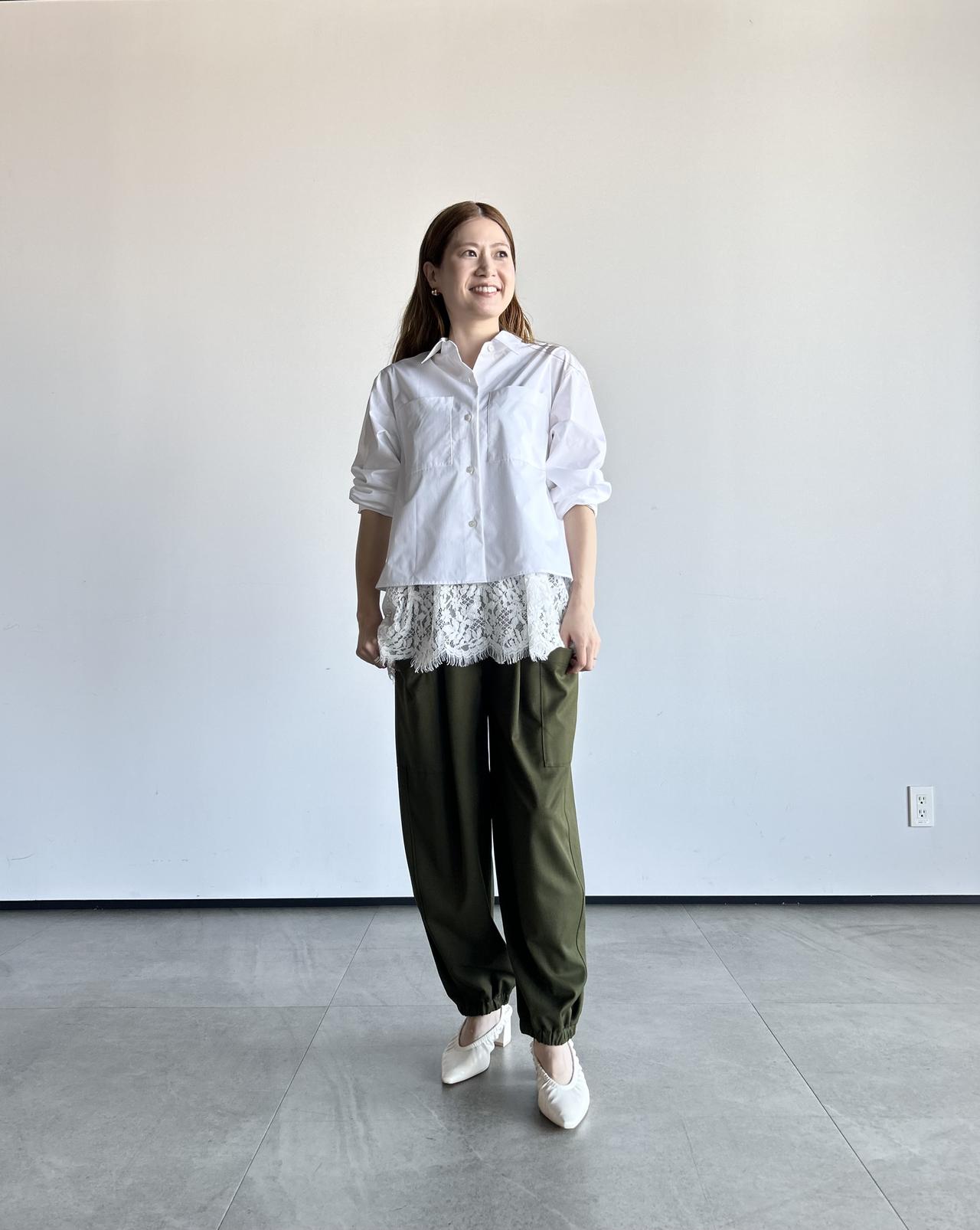 画像: 【プラステ】パラシュートイージーパンツ（XSサイズ着用）¥12,000、タイプライタークロップドシャツ（Mサイズ着用）¥8,990、レースヘムプルオーバー（ノースリーブ）（Mサイズ着用）¥4,990、シューズ 参考商品　※太田さんの身長：159cm www.plst.com