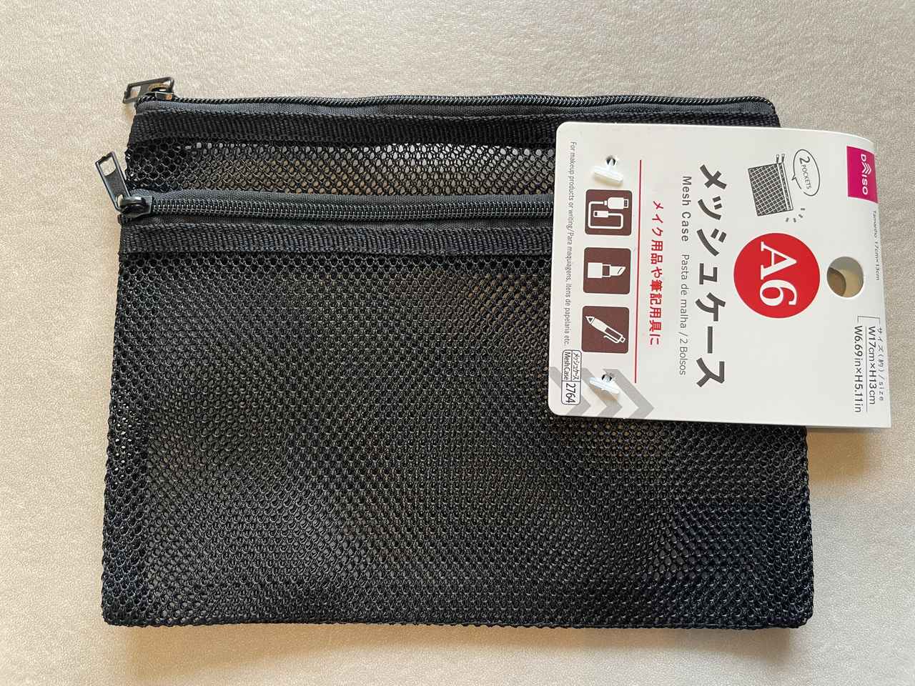 画像: A6、サイズ：W17cm × H13cm、ファスナーは2カ所