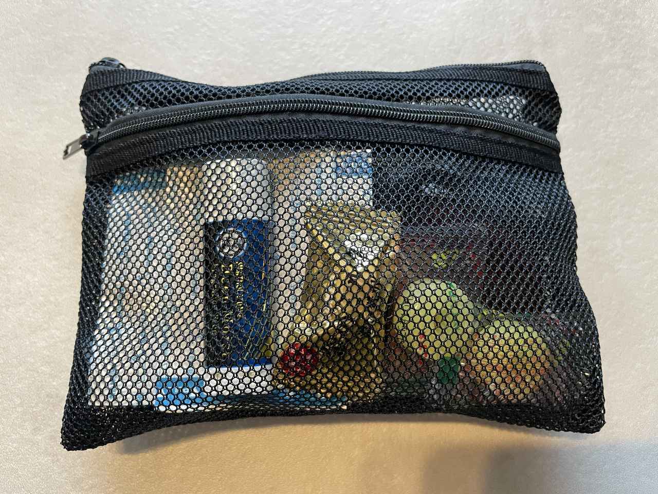 画像: 小物を入れました。メッシュなので中身が見えやすいです