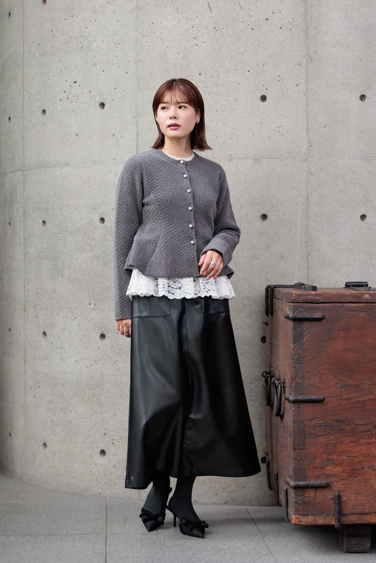 画像: キルティング風ペプラムカーディガン¥30,800・レースぺプラムブラウス¥25,300・Aラインスカート¥30,800 store.melrose.co.jp