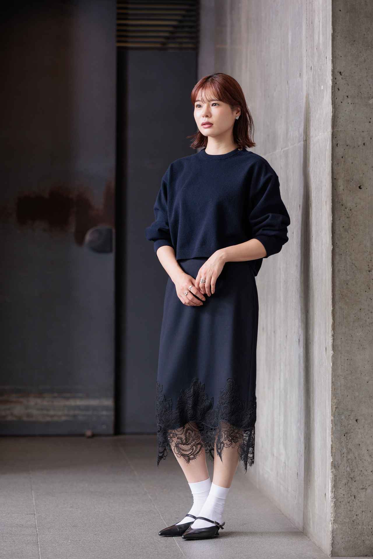 画像: クルーネッククロップドプルオーバー¥24,200・レースヘムタイトスカート¥25,300 store.melrose.co.jp