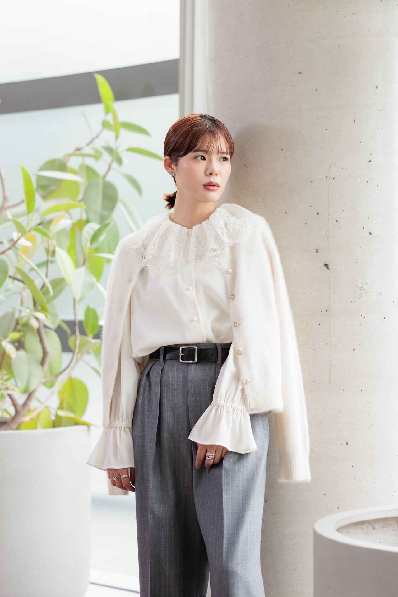 画像: カーディガン¥31,900・レースカラーブラウス¥25,300・ツータックパンツ¥25,300 store.melrose.co.jp