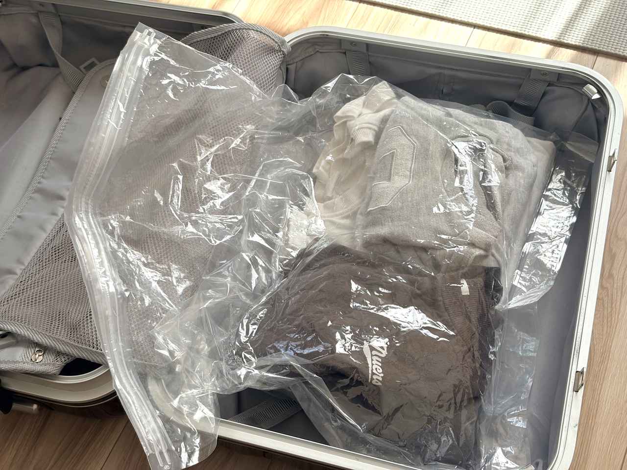 画像1: 圧縮袋に入れた服と比較してみると……