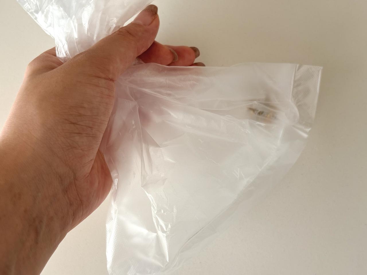 画像2: 絡まったネックレスを袋に入れて……