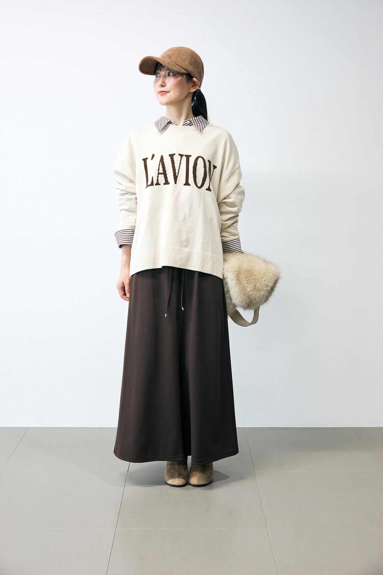 画像: ハイテンションフレアスカート¥16,500・ベロアロゴニット¥15,400・2WAYパールボタンシャツ¥15,400・スエードライクCAP¥5,940・ワンハンドルファートート¥9,900・スエードレザーヒールブーツ¥27,500（バンヤードストーム） www.dot-st.com