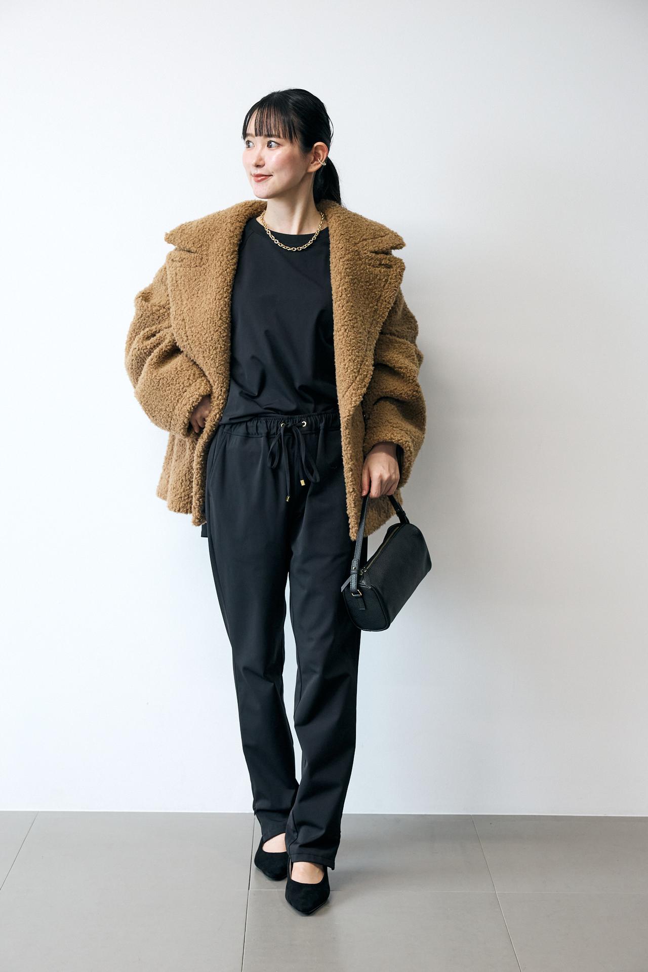 画像: ハイテンションフレアプルオーバー¥15,400・ハイテンション裾ZIPパンツ¥16,500・プードルボア2WAYコート¥31,900・ツイストマンテルチェーンネックレス¥9,900・スクエアバッグ¥9,350（バンヤードストーム） www.dot-st.com